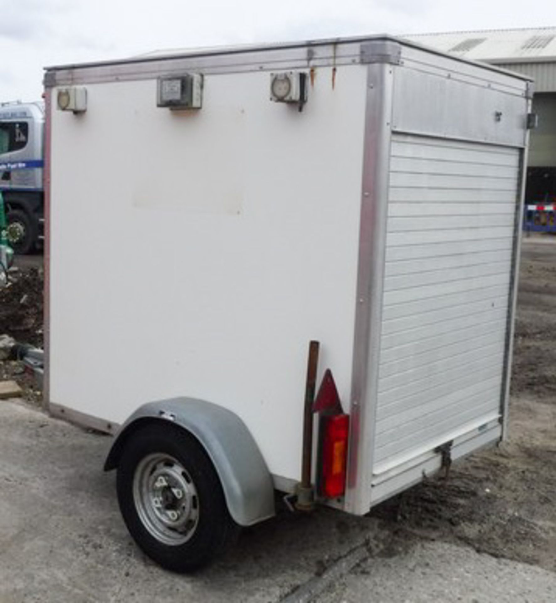 INDESPENSION TOW A VAN BOX TRAILER, 5' X 4' X 5', FITTED WITH SECURITY CABINET INSIDE (NO KEYS), ASS - Image 2 of 8