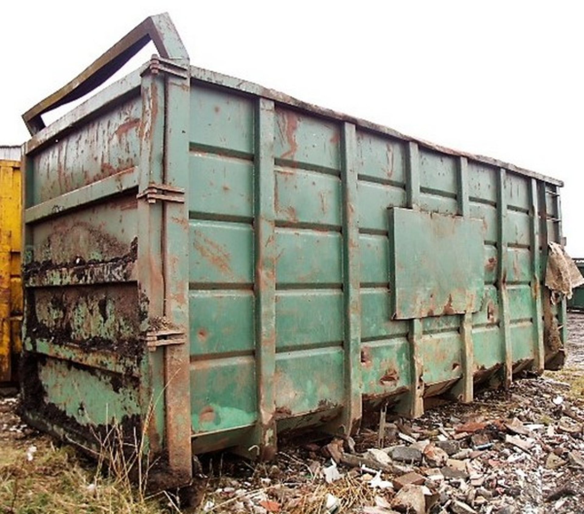 OPEN TOP SKIP C/W ACCESS LADDER. SOLD FROM ERROL AUCTION SITE. VIEWING AND UPLIFT FROM LOWER POLMAIS - Bild 3 aus 4