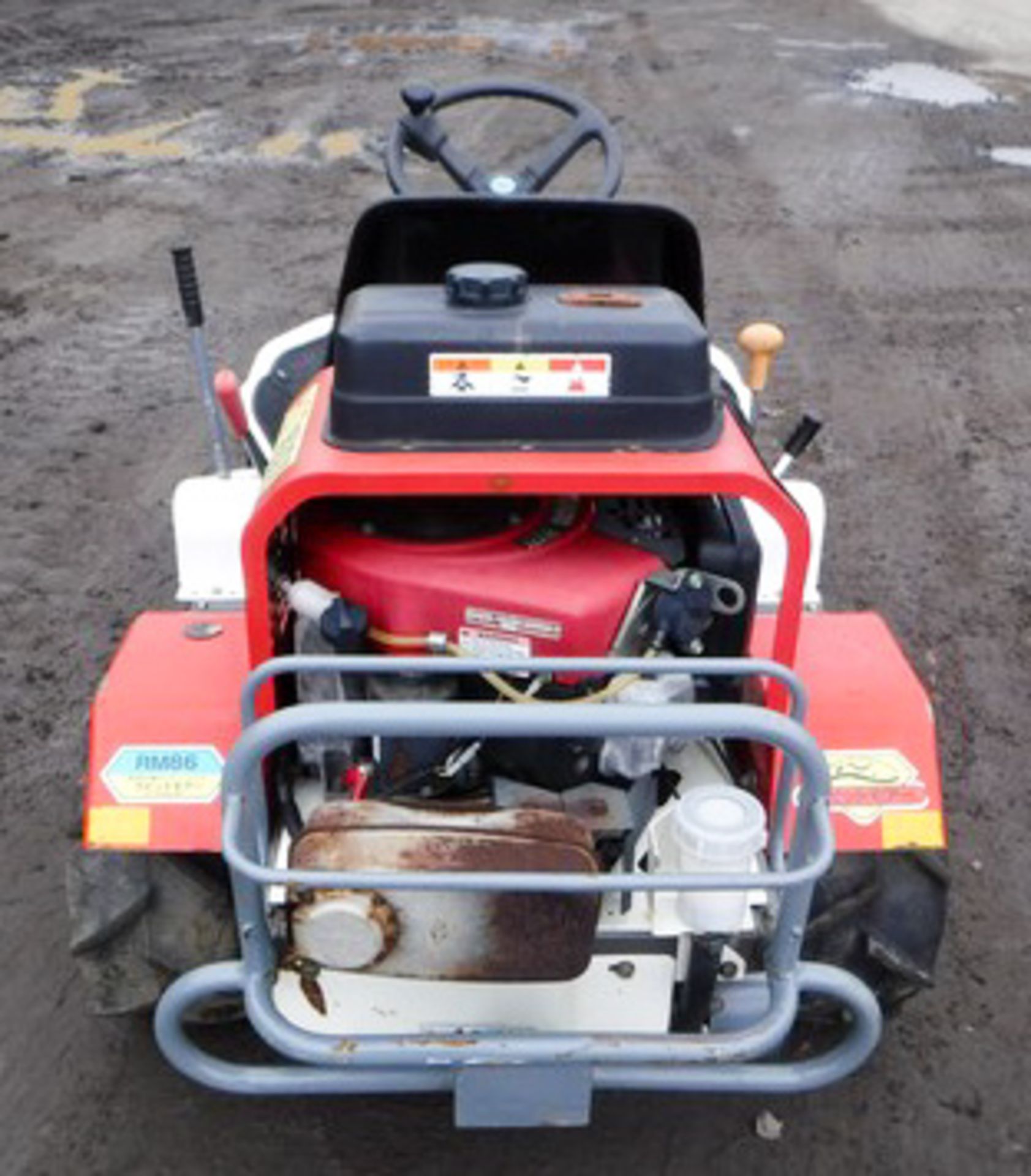 OREC HST CLIMBER BANK MOWER 14HP V TWIN ENGINE 40" CUT HYDROSTATIC DRIVE THIS MACHINE WILL CUT HEAVY - Image 4 of 8