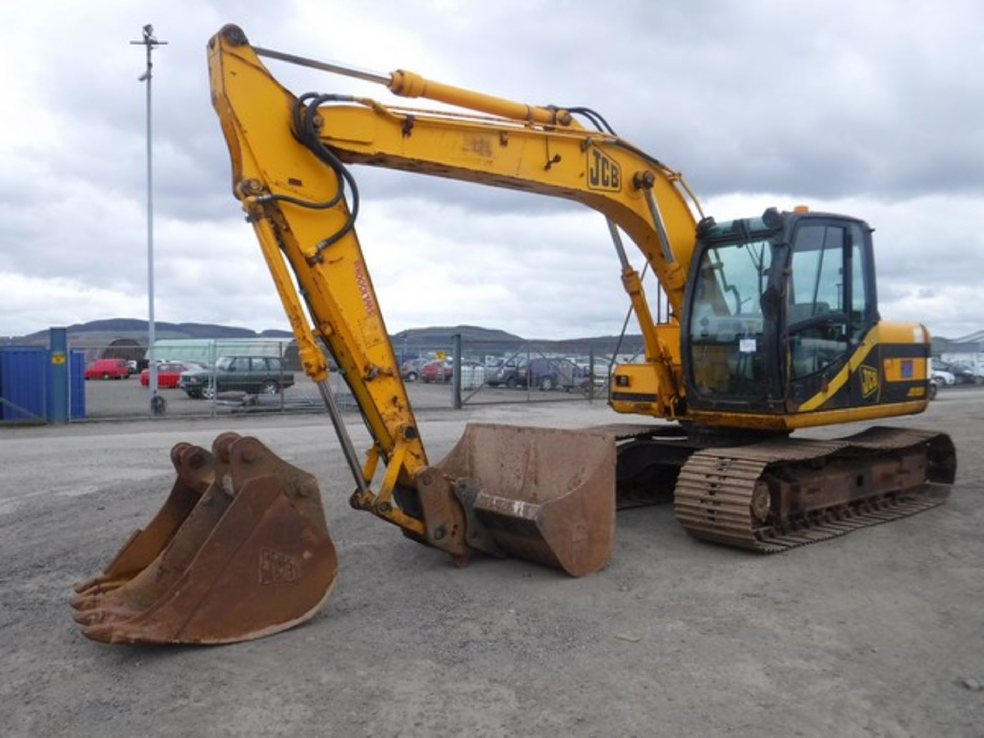 2002 JCB JS130, S/N SLPJ59022EO890198, C/W 3 BUCKETS, 7850HRS (NOT VERIFIED), ENGINE STOP NOT WORKIN