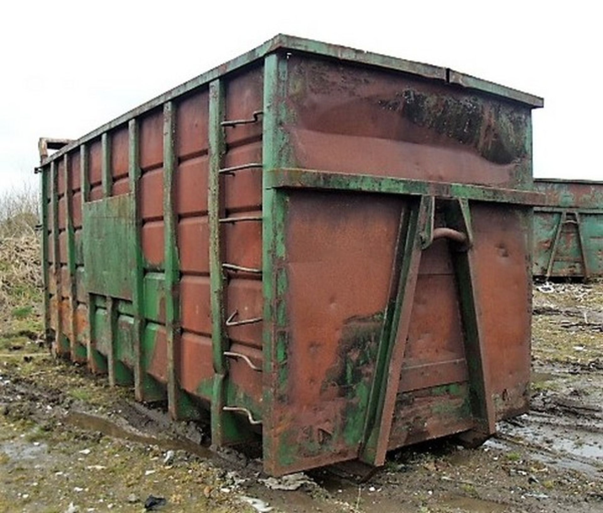 OPEN TOP SKIP C/W ACCESS LADDER. SOLD FROM ERROL AUCTION SITE. VIEWING AND UPLIFT FROM LOWER POLMAIS - Bild 2 aus 4