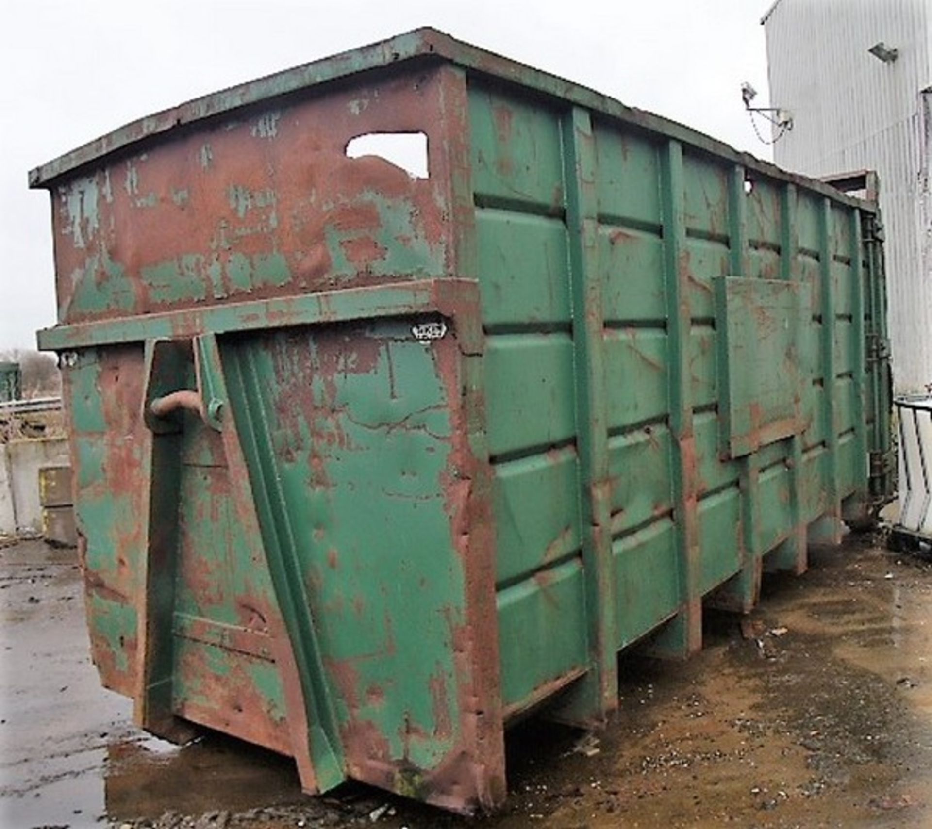 OPEN TOP SKIP C/W ACCESS LADDER. SOLD FROM ERROL AUCTION SITE. VIEWING AND UPLIFT FROM LOWER POLMAIS - Bild 2 aus 4