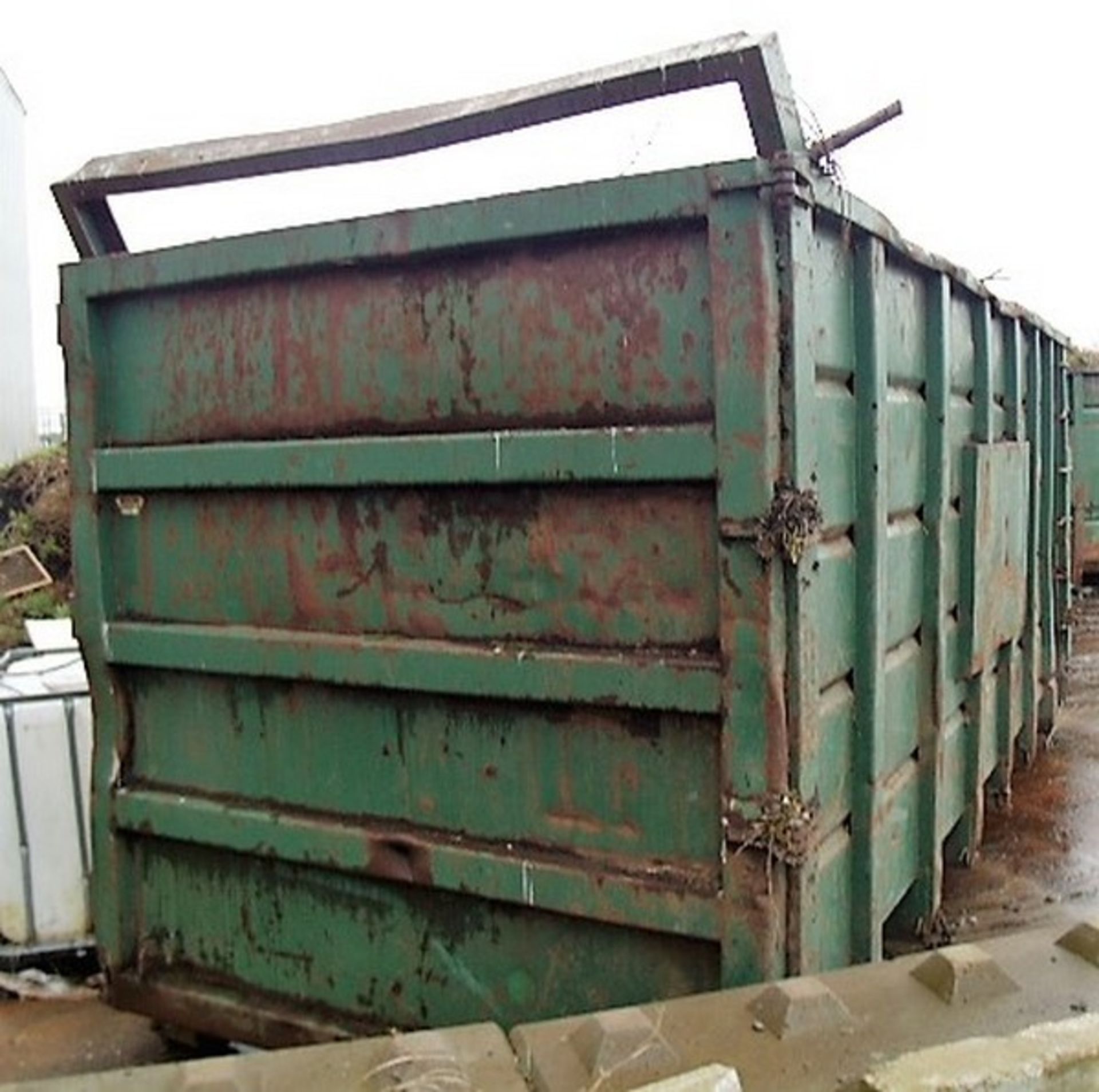 OPEN TOP SKIP C/W ACCESS LADDER. SOLD FROM ERROL AUCTION SITE. VIEWING AND UPLIFT FROM LOWER POLMAIS - Bild 4 aus 4