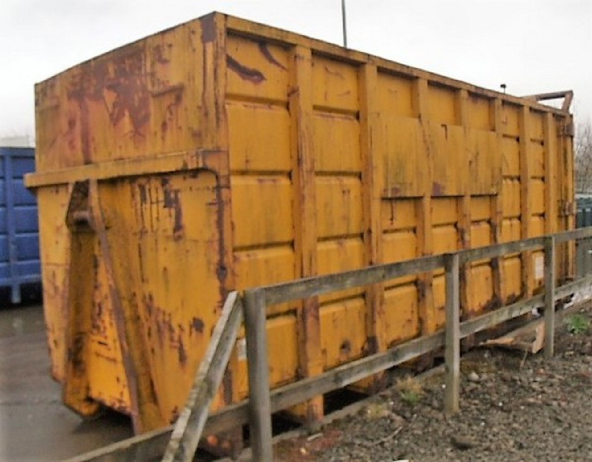 OPEN TOP SKIP C/W ACCESS LADDER. SOLD FROM ERROL AUCTION SITE. VIEWING AND UPLIFT FROM LOWER POLMAIS - Bild 2 aus 3