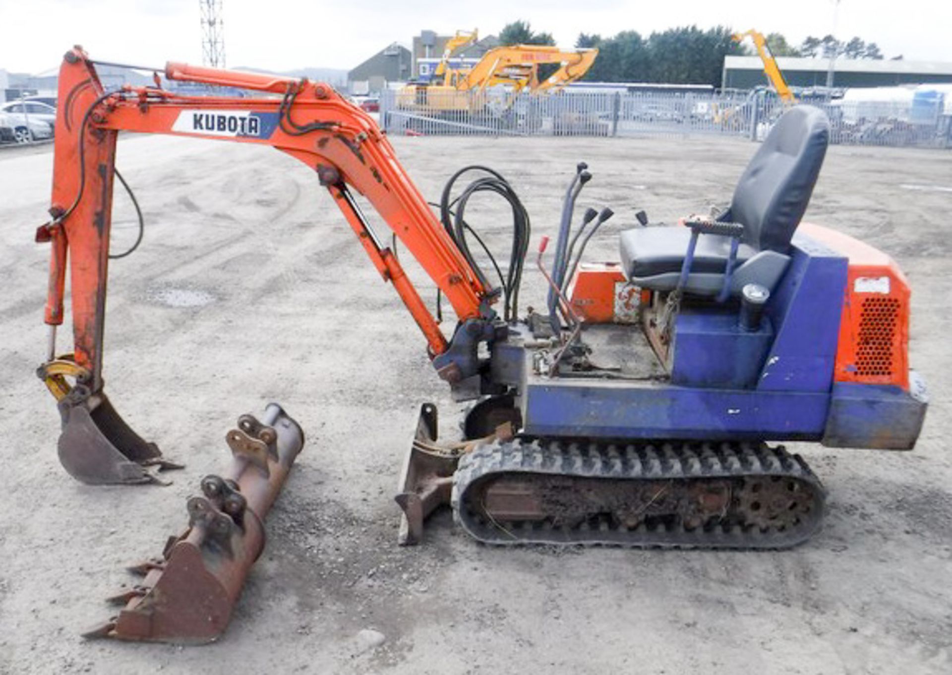 KUBOTA MINI DIGGER C/W 3 BUCKETS - Image 10 of 11