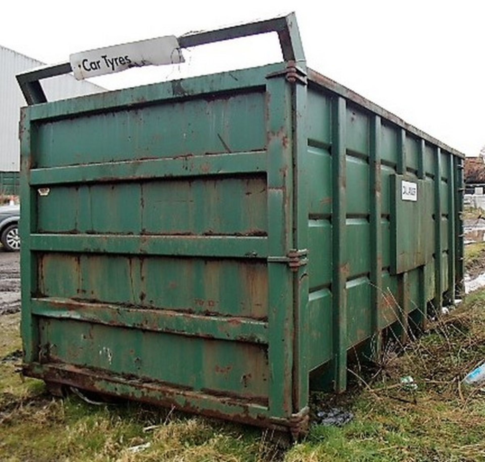 OPEN TOP SKIP C/W ACCESS LADDER. SOLD FROM ERROL AUCTION SITE. VIEWING AND UPLIFT FROM LOWER POLMAIS - Bild 3 aus 4