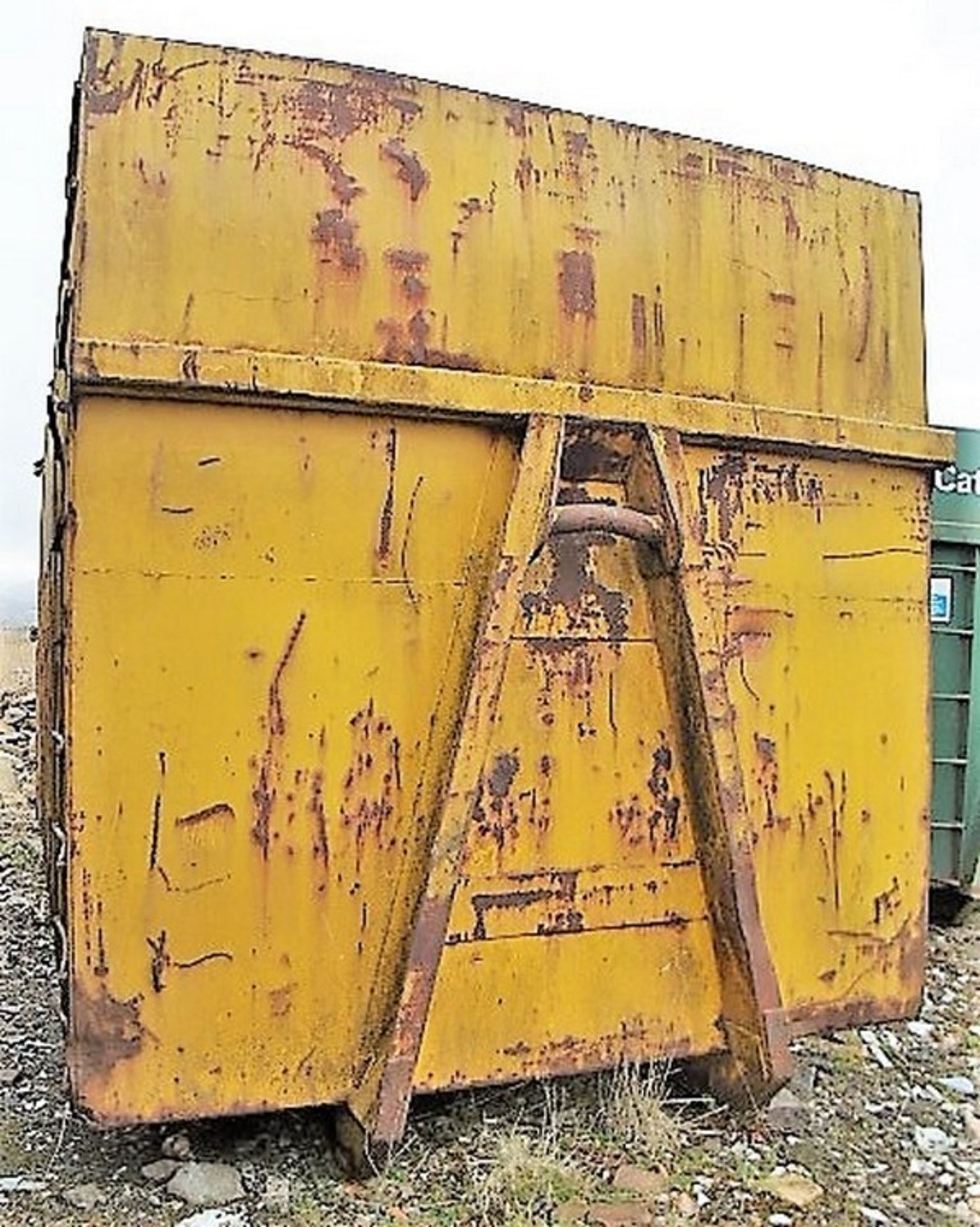 OPEN TOP SKIP C/W ACCESS LADDER. SOLD FROM ERROL AUCTION SITE. VIEWING AND UPLIFT FROM LOWER POLMAIS - Bild 2 aus 4