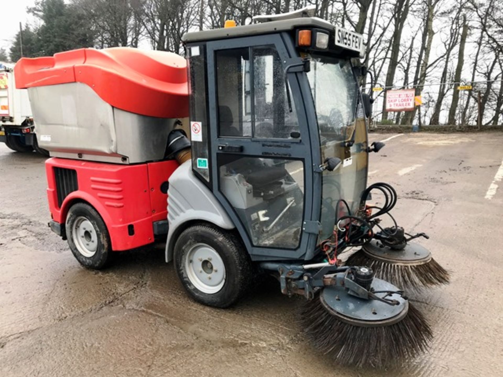 2005 HAKO SWEEPER, REG SN55FEV, S/N 143801500213, 130HRS (NOT VERIFIED), NEW ENGINE FITTED.
