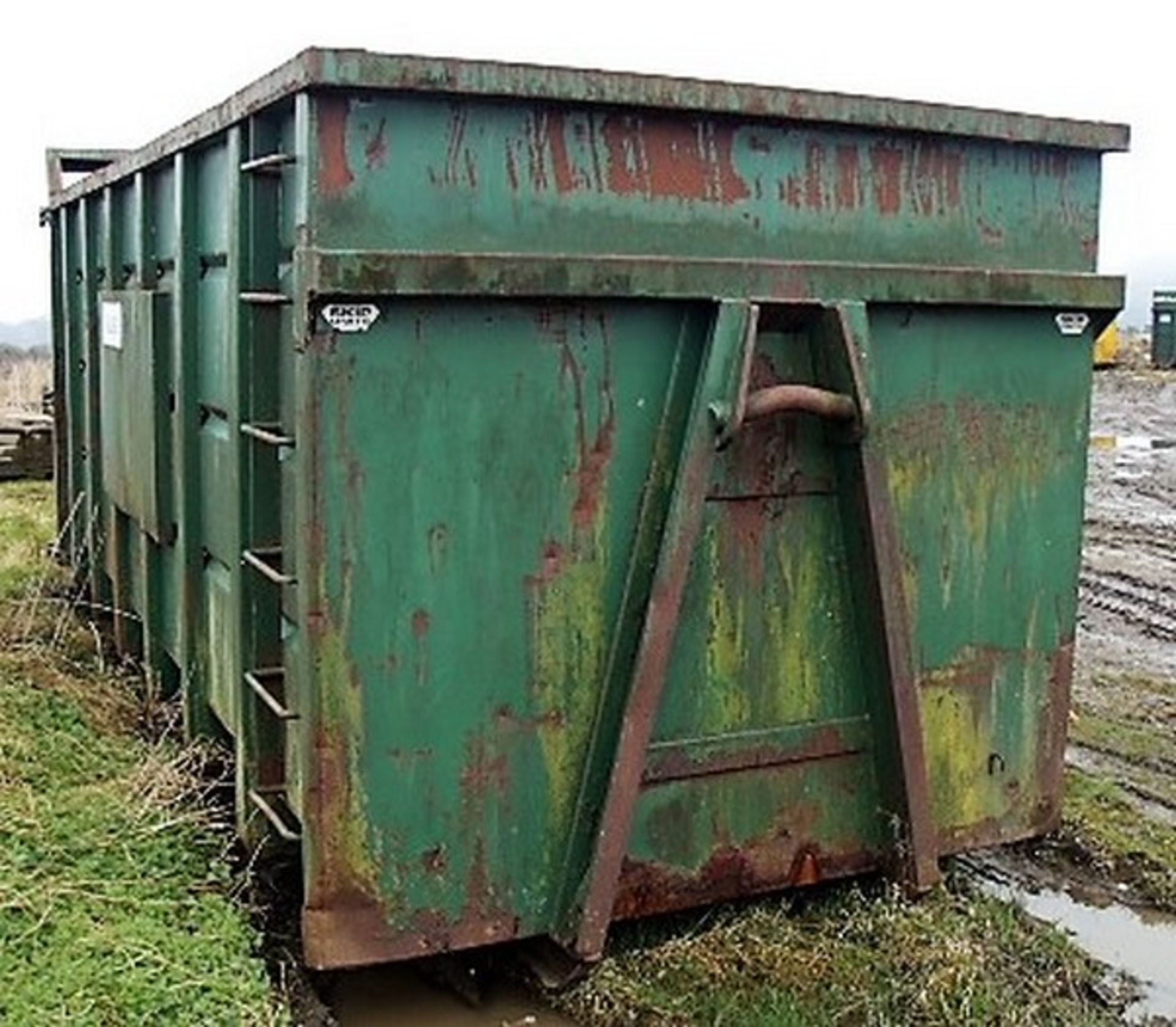 OPEN TOP SKIP C/W ACCESS LADDER. SOLD FROM ERROL AUCTION SITE. VIEWING AND UPLIFT FROM LOWER POLMAIS - Bild 2 aus 4