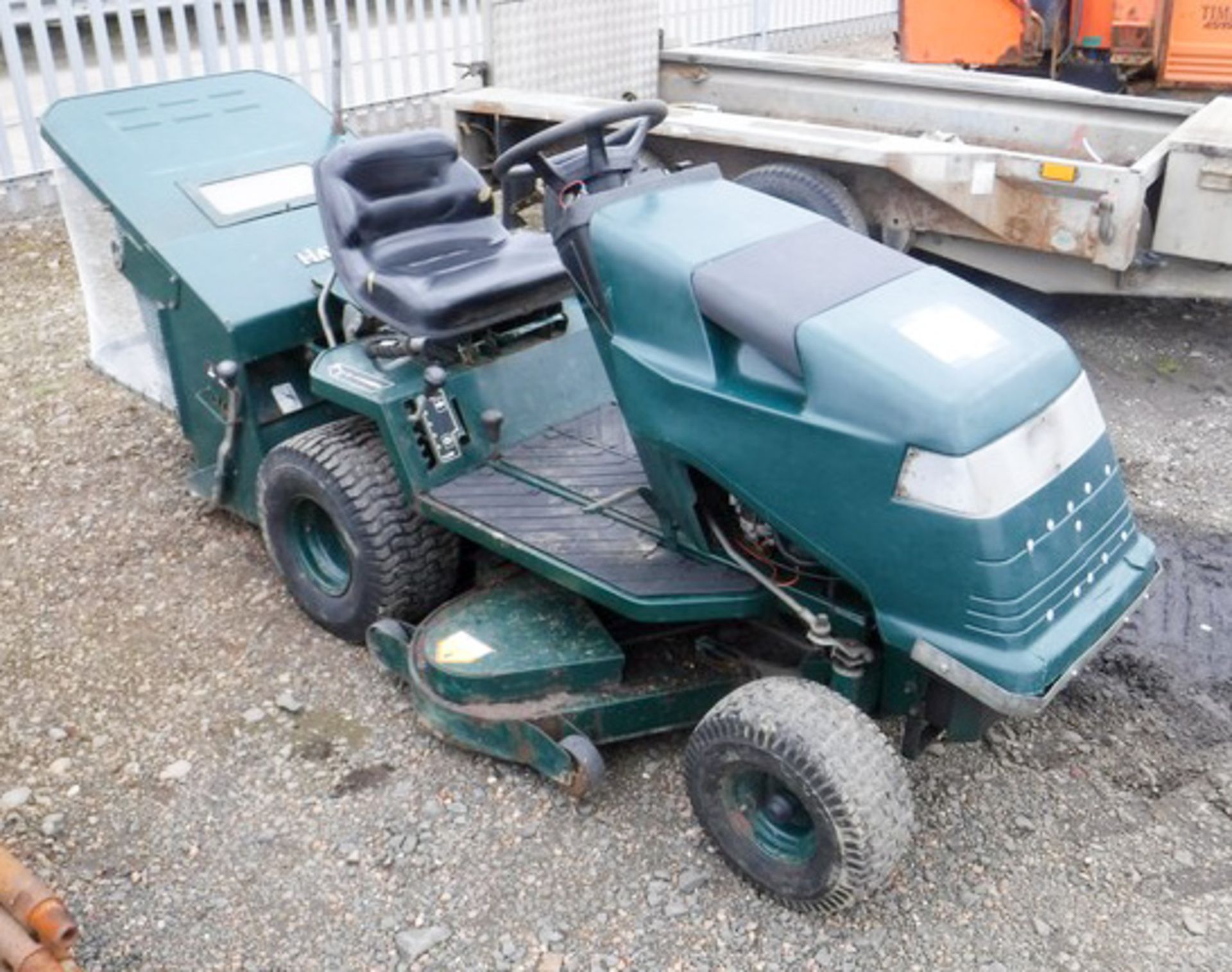 HAYTER H1842 RIDE ON MOWER 18 HP 42" CUT WITH SWEEPER & COLLECTION BOX/BASKET - Bild 3 aus 6