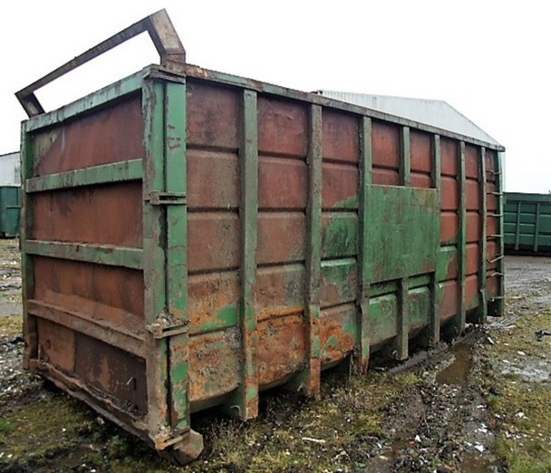 OPEN TOP SKIP C/W ACCESS LADDER. SOLD FROM ERROL AUCTION SITE. VIEWING AND UPLIFT FROM LOWER POLMAIS - Bild 3 aus 4