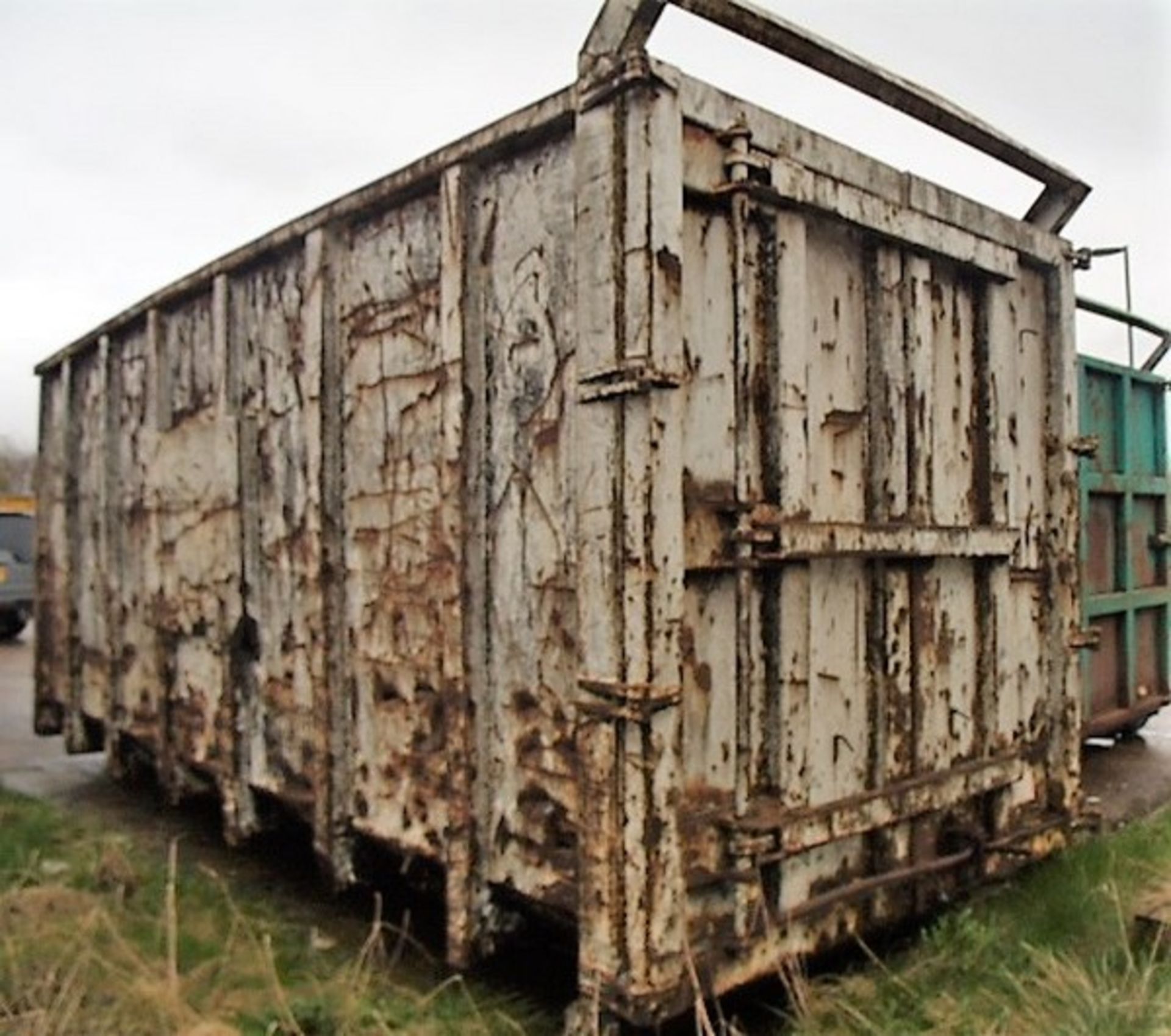 OPEN TOP SKIP C/W ACCESS LADDER. SOLD FROM ERROL AUCTION SITE. VIEWING AND UPLIFT FROM LOWER POLMAIS - Bild 3 aus 4