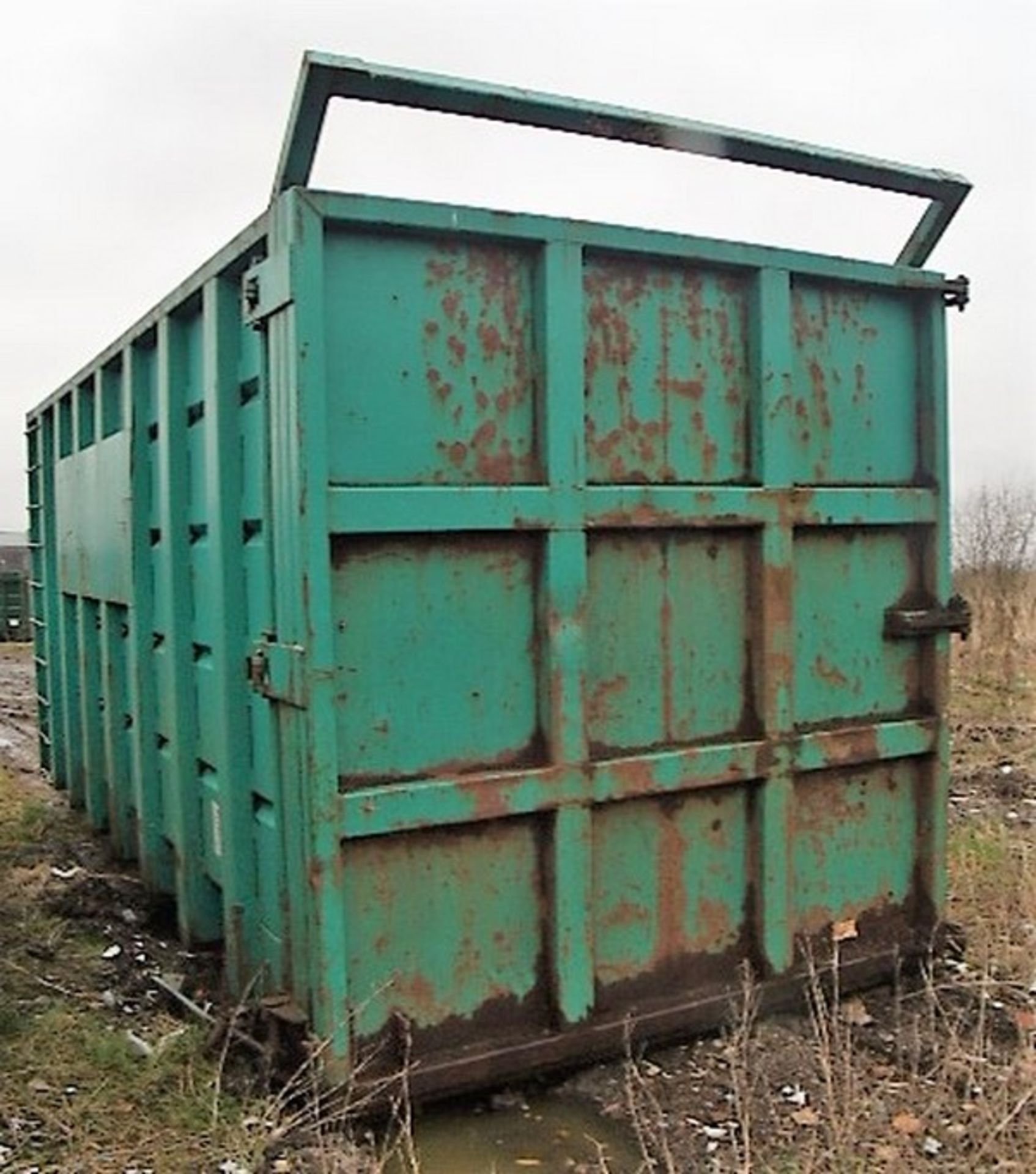 OPEN TOP SKIP C/W ACCESS LADDER. SOLD FROM ERROL AUCTION SITE. VIEWING AND UPLIFT FROM LOWER POLMAIS - Bild 3 aus 4