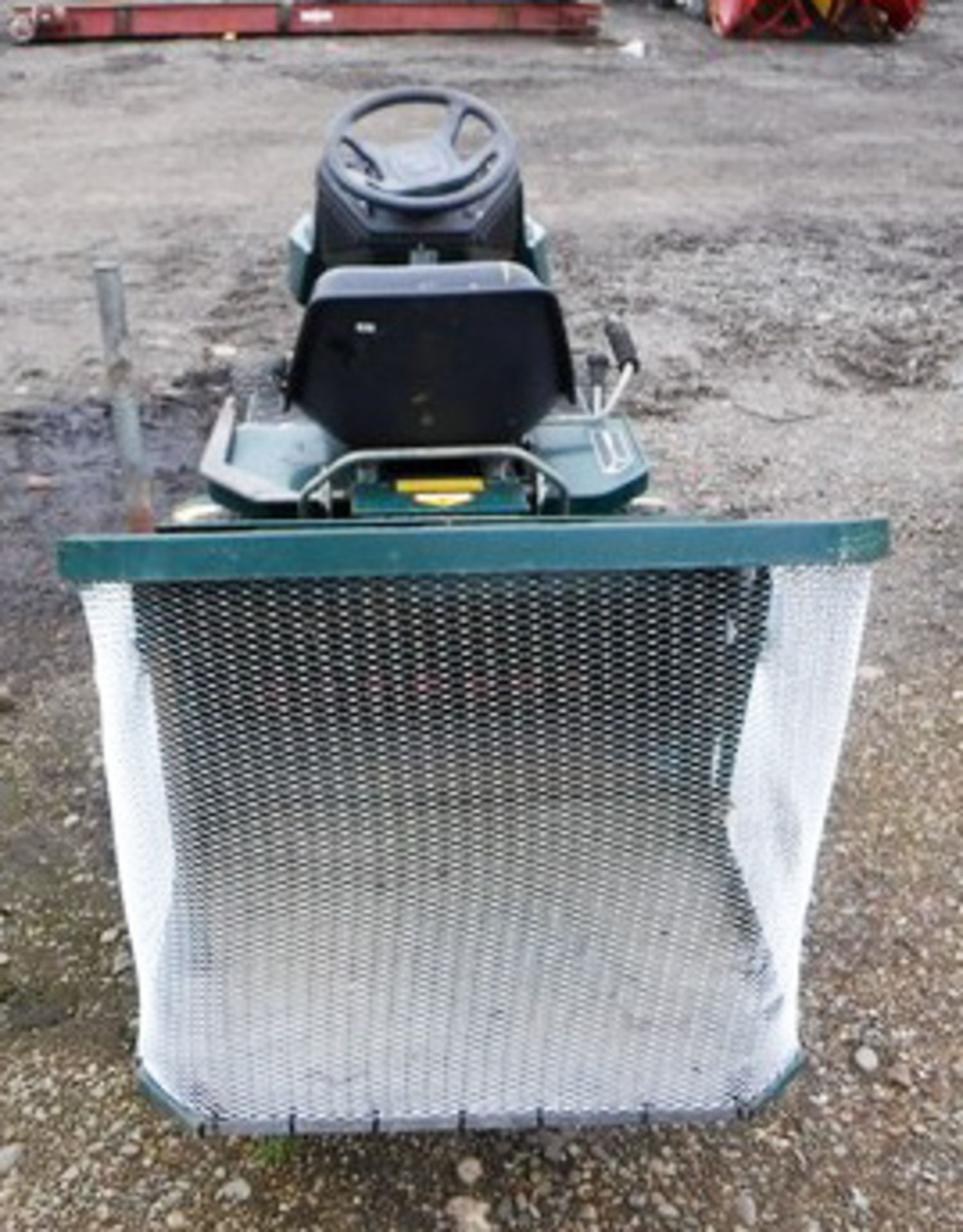 HAYTER H1842 RIDE ON MOWER 18 HP 42" CUT WITH SWEEPER & COLLECTION BOX/BASKET - Image 5 of 6