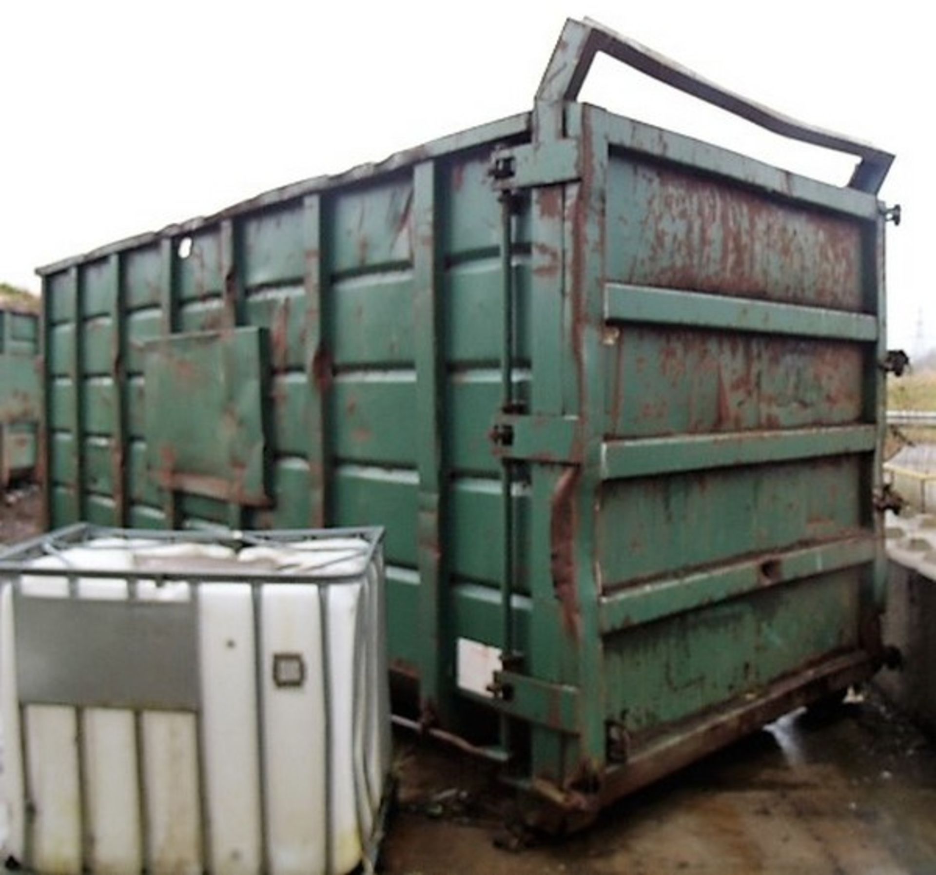 OPEN TOP SKIP C/W ACCESS LADDER. SOLD FROM ERROL AUCTION SITE. VIEWING AND UPLIFT FROM LOWER POLMAIS - Bild 3 aus 4