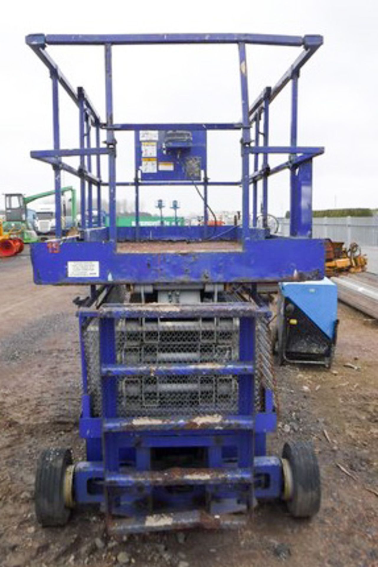 1995 GROVE SCISSOR LIFT, MODEL - SM3160E, S/N 8817, 6MTR REACH, 209HRS (NOT VERIFIED) NEEDS BATTERIE - Image 2 of 9