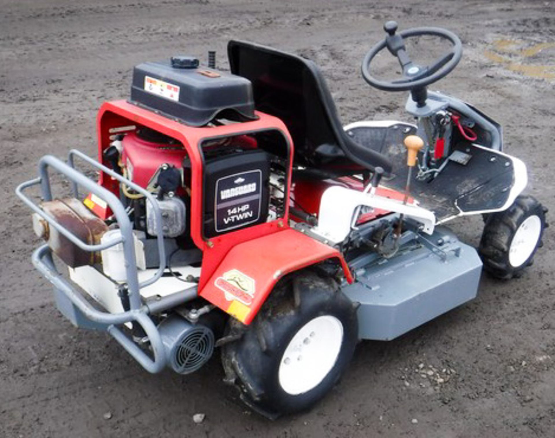 OREC HST CLIMBER BANK MOWER 14HP V TWIN ENGINE 40" CUT HYDROSTATIC DRIVE THIS MACHINE WILL CUT HEAVY - Image 3 of 8