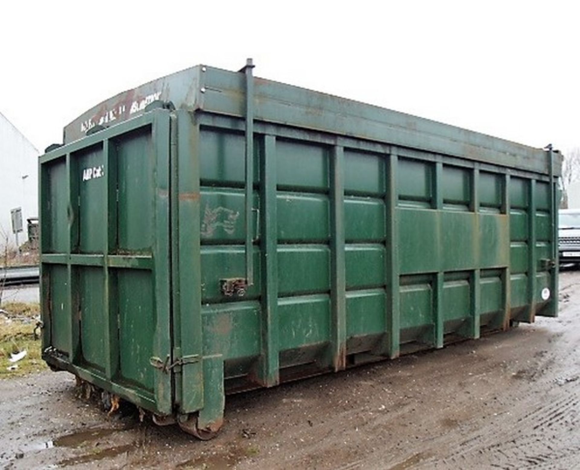 FOOD WASTE SKIP C/W ENCLOSED TOP. MANUFACTURED BY C F BOOTH. SOLD FROM ERROL AUCTION SITE. VIEWING A - Bild 2 aus 4
