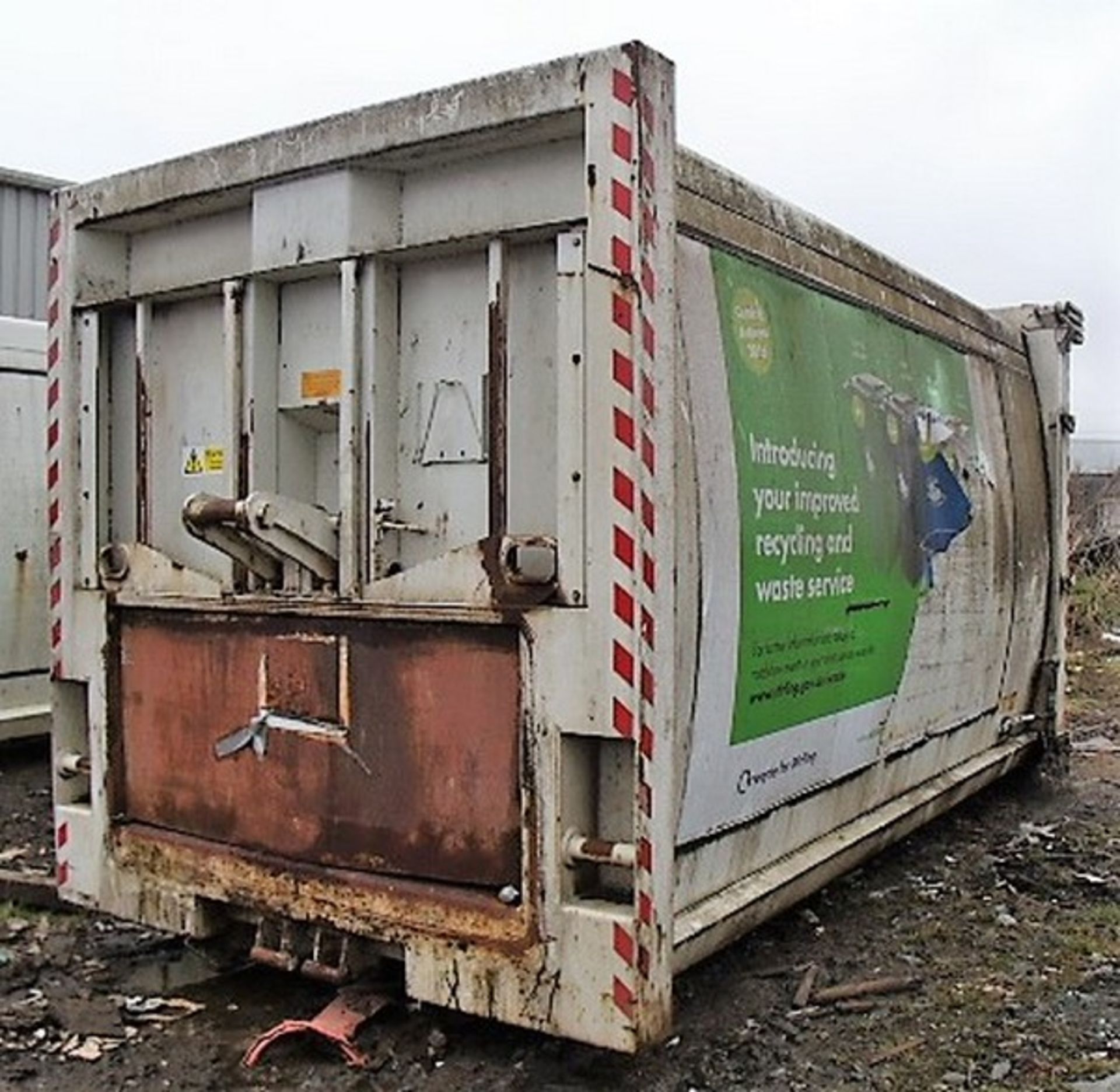 ENCLOSED COMPACTION SKIP. SOLD FROM ERROL AUCTION SITE. VIEWING AND UPLIFT FROM LOWER POLMAISE FK7 7 - Bild 2 aus 4