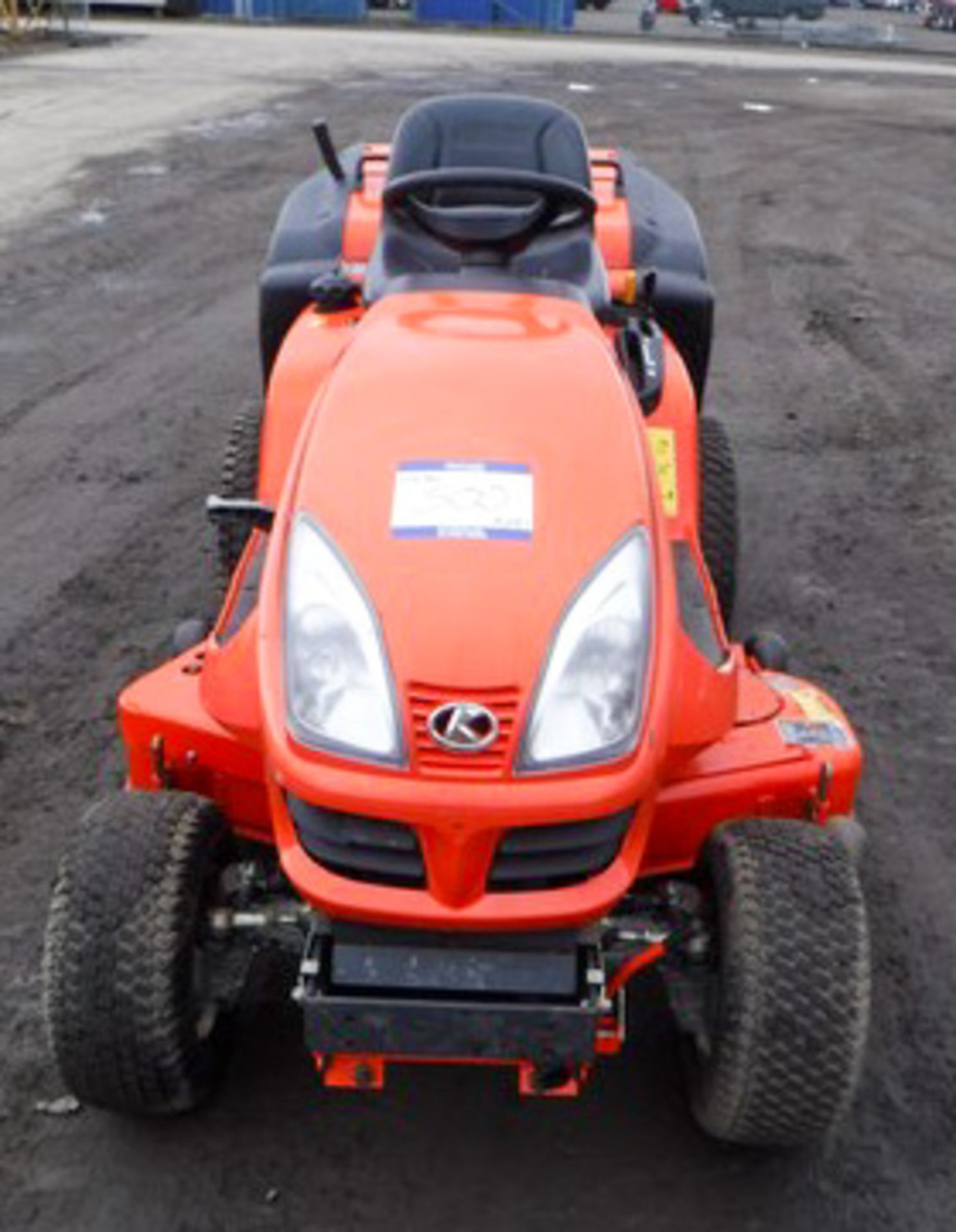 2005 KUBOTA GR2100EC DIESEL RIDE ON MOWER C/W 48" CUTTING DECK & COLLECTION 4WD S/N 10869 - Image 4 of 11