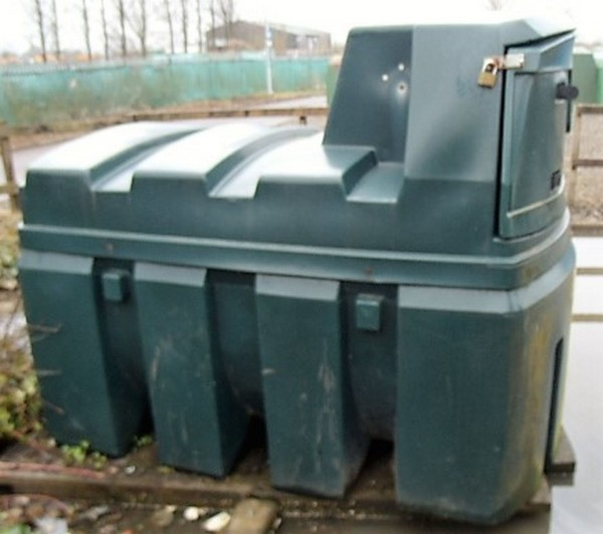 BUNDED FUEL TANK C/W ELECTRIC MOTOR & HOSE. ** SOLD FROM SITE FK7 7FG ** - Image 3 of 3