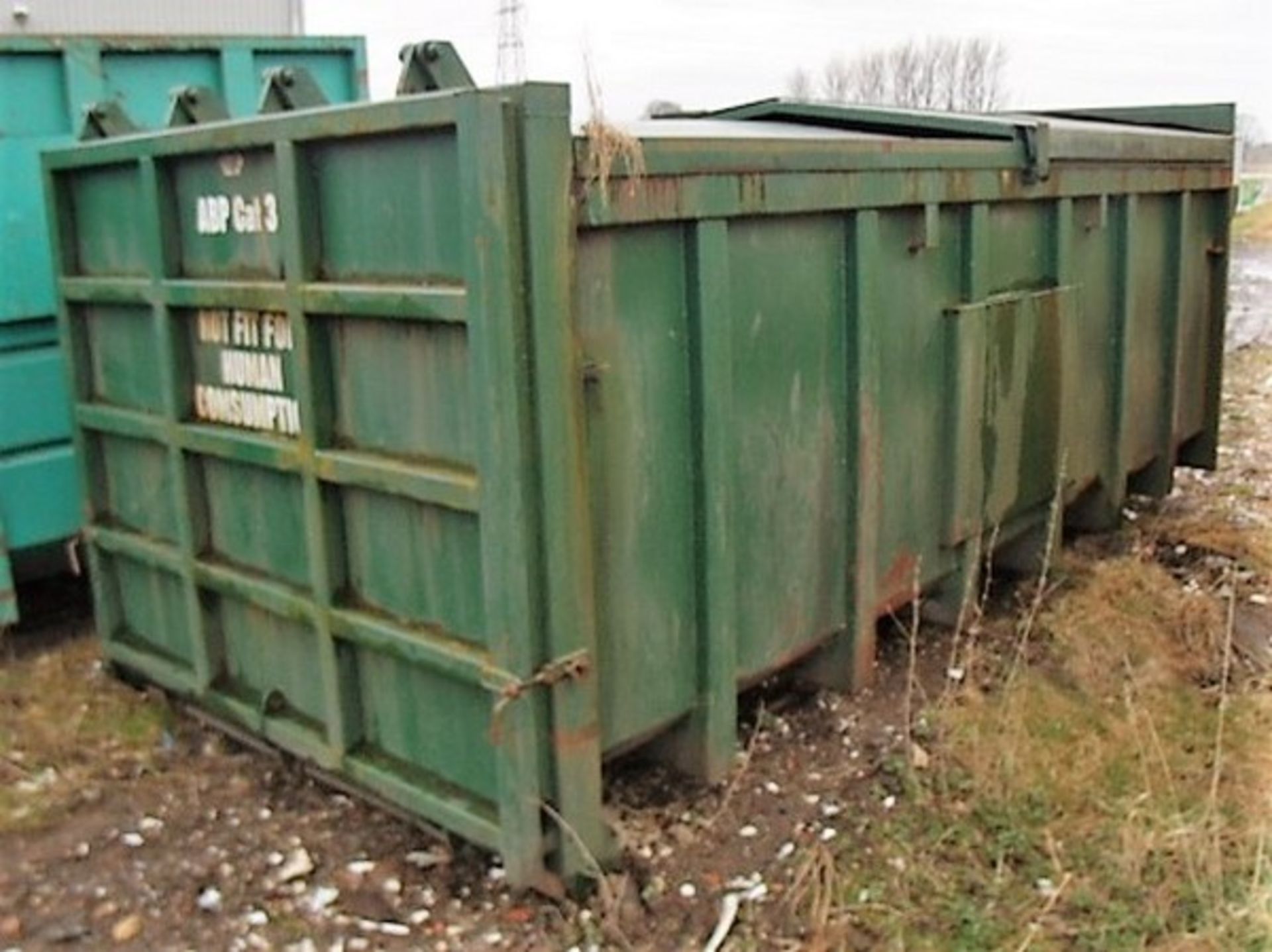 FOOD WASTE SKIP C/W ENCLOSED TOP. MANUFACTURED BY C F BOOTH. SOLD FROM ERROL AUCTION SITE. VIEWING A - Bild 3 aus 4