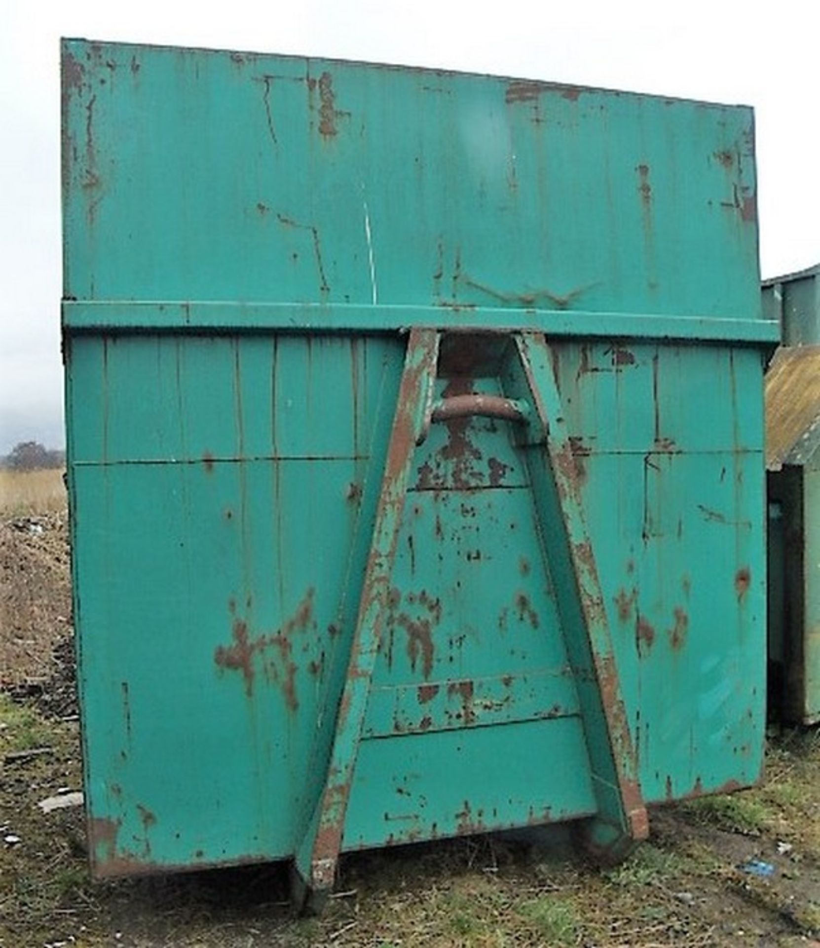 OPEN TOP SKIP C/W ACCESS LADDER. SOLD FROM ERROL AUCTION SITE. VIEWING AND UPLIFT FROM LOWER POLMAIS - Bild 2 aus 4