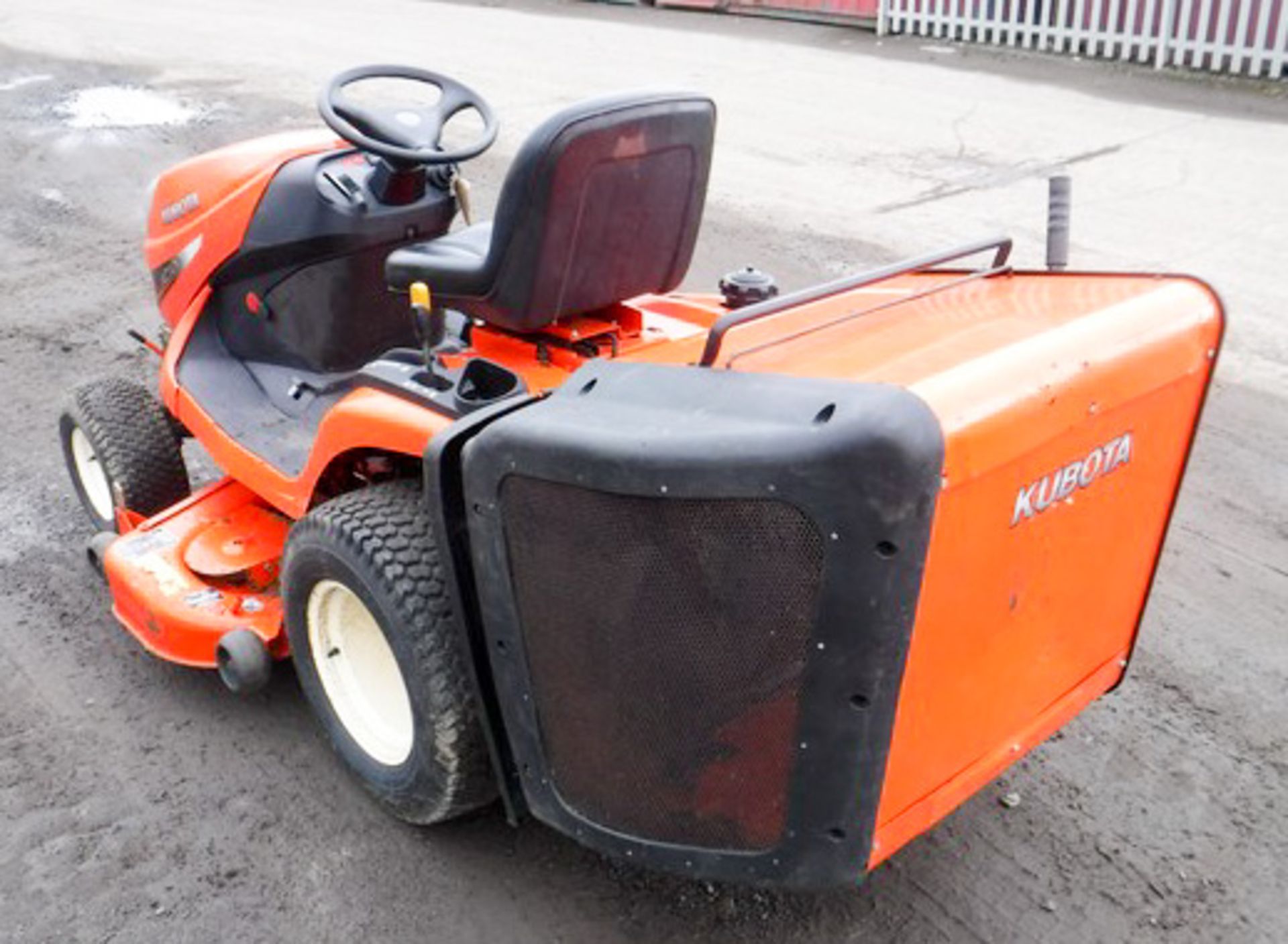 2005 KUBOTA GR2100EC DIESEL RIDE ON MOWER C/W 48" CUTTING DECK & COLLECTION 4WD S/N 10869 - Image 9 of 11