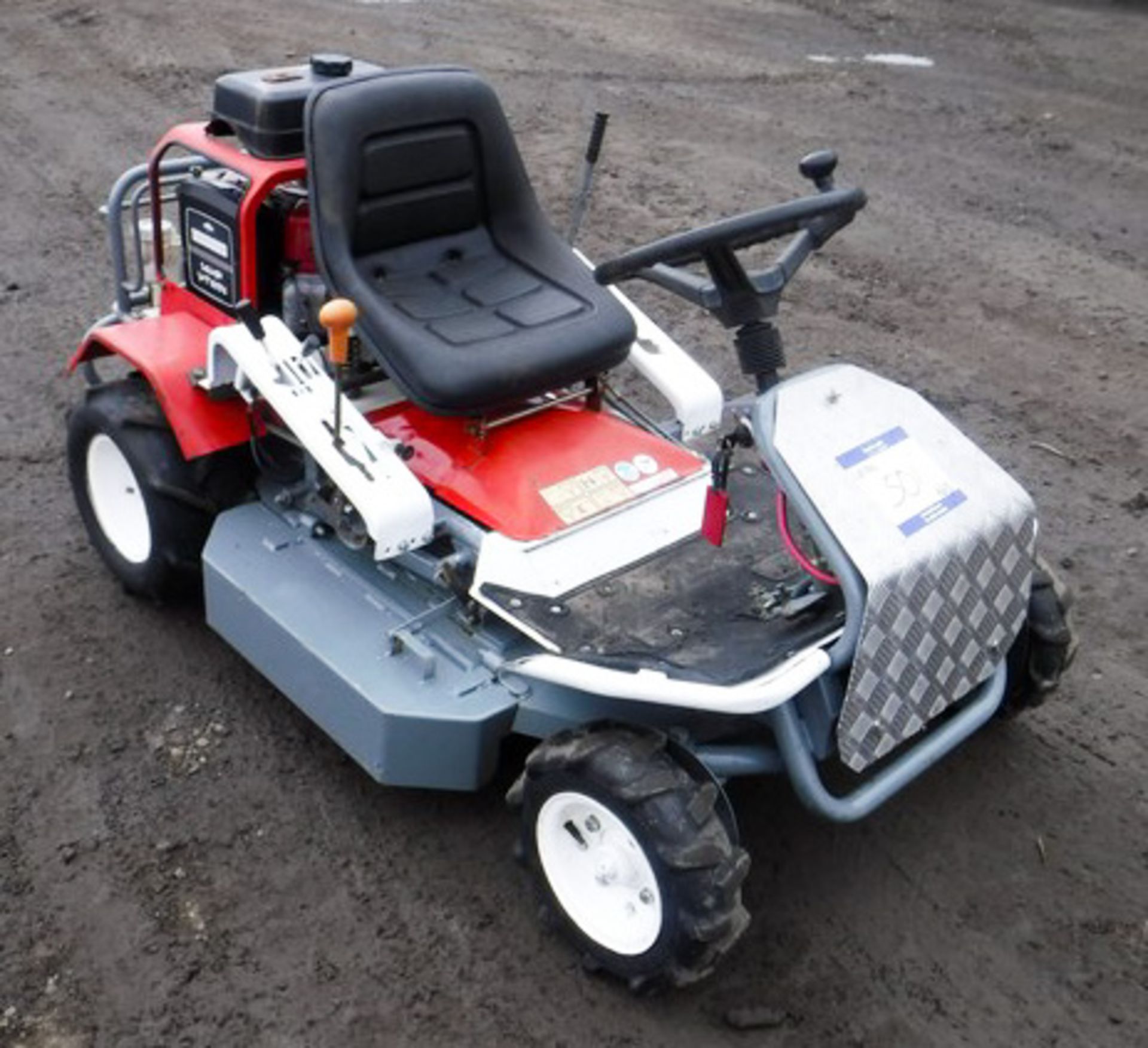 OREC HST CLIMBER BANK MOWER 14HP V TWIN ENGINE 40" CUT HYDROSTATIC DRIVE THIS MACHINE WILL CUT HEAVY - Image 2 of 8