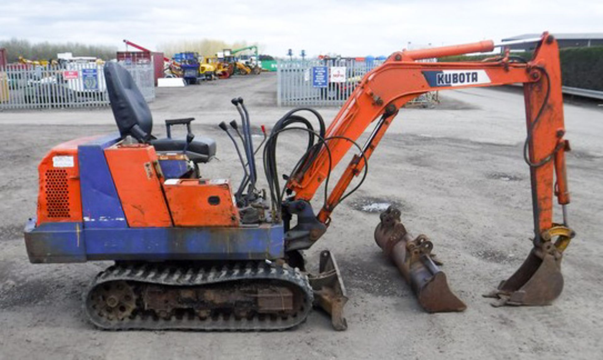 KUBOTA MINI DIGGER C/W 3 BUCKETS - Image 6 of 11