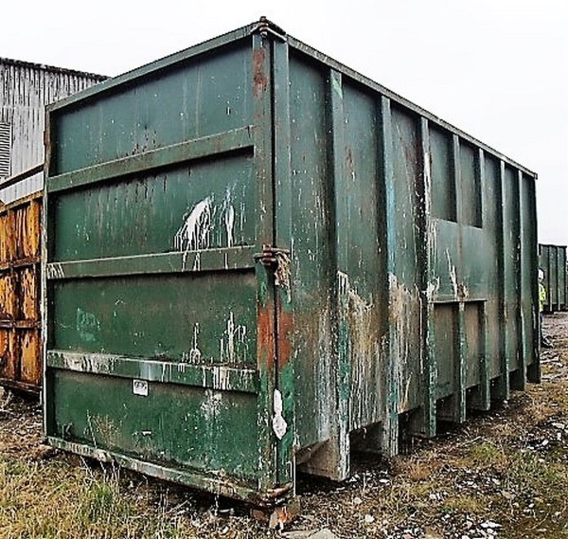 EXTRA HIGH OPEN TOP SKIP. C/W ACCESS LADDER. SOLD FROM ERROL AUCTION SITE. VIEWING AND UPLIFT FROM L - Bild 3 aus 4