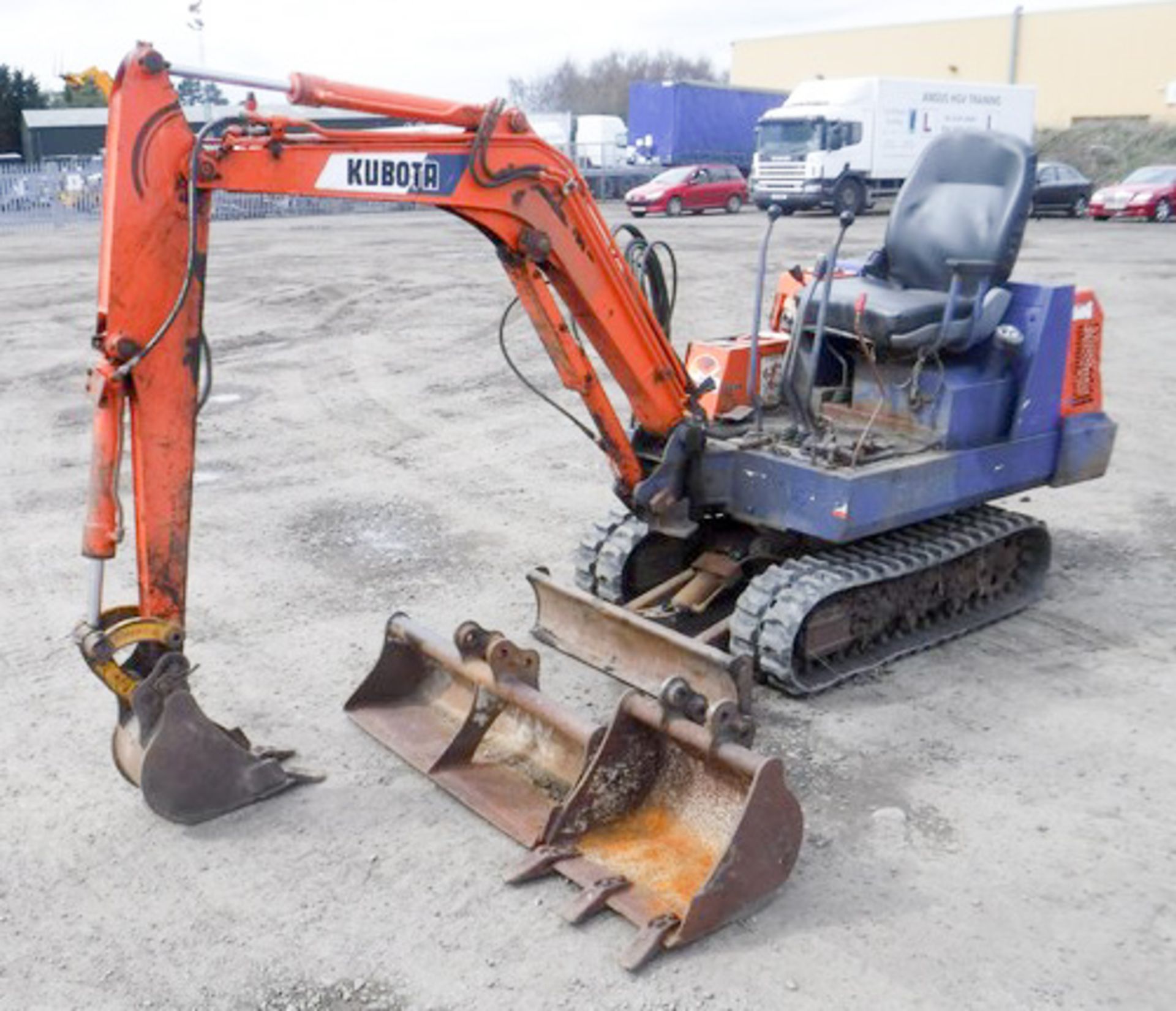 KUBOTA MINI DIGGER C/W 3 BUCKETS