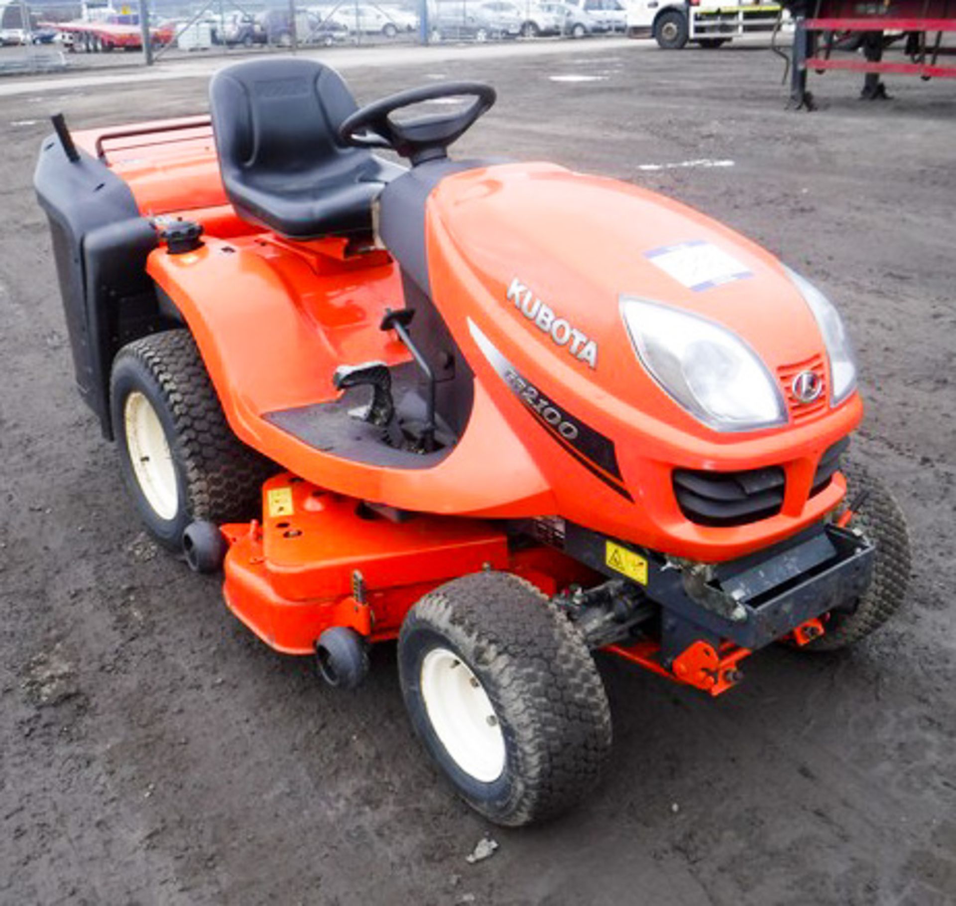 2005 KUBOTA GR2100EC DIESEL RIDE ON MOWER C/W 48" CUTTING DECK & COLLECTION 4WD S/N 10869 - Image 5 of 11