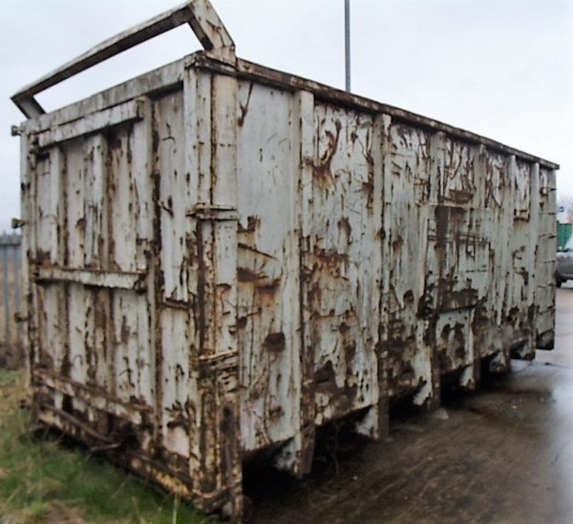 OPEN TOP SKIP C/W ACCESS LADDER. SOLD FROM ERROL AUCTION SITE. VIEWING AND UPLIFT FROM LOWER POLMAIS - Image 4 of 4