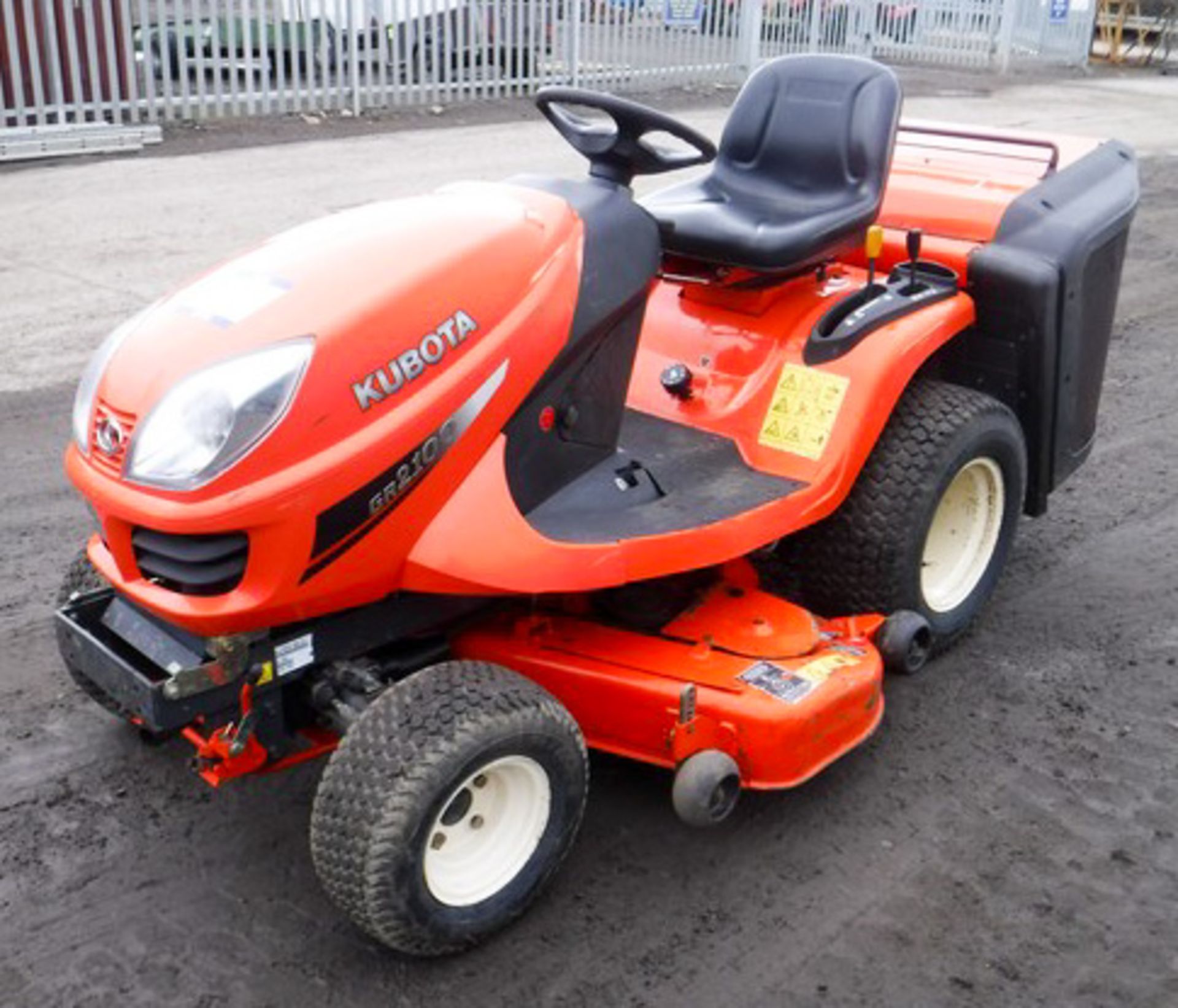 2005 KUBOTA GR2100EC DIESEL RIDE ON MOWER C/W 48" CUTTING DECK & COLLECTION 4WD S/N 10869