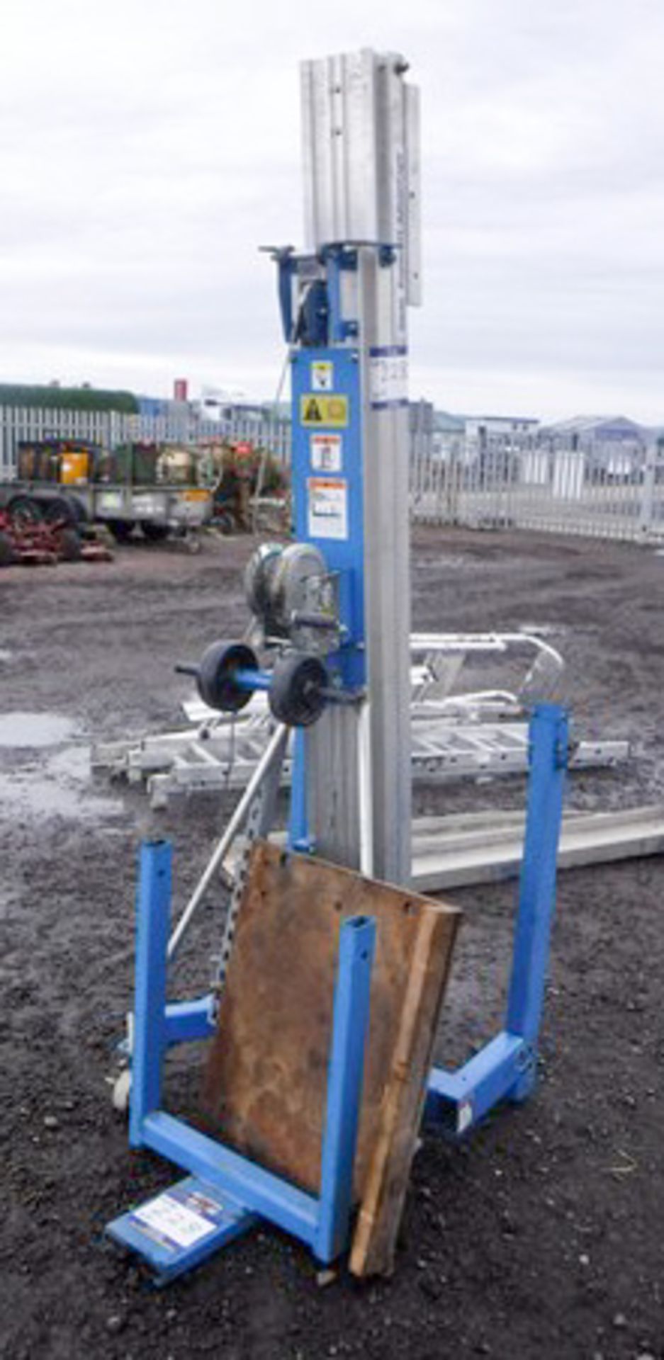 SUPERLIFT ADVANTAGE SLA - 25 material lift winch stacker