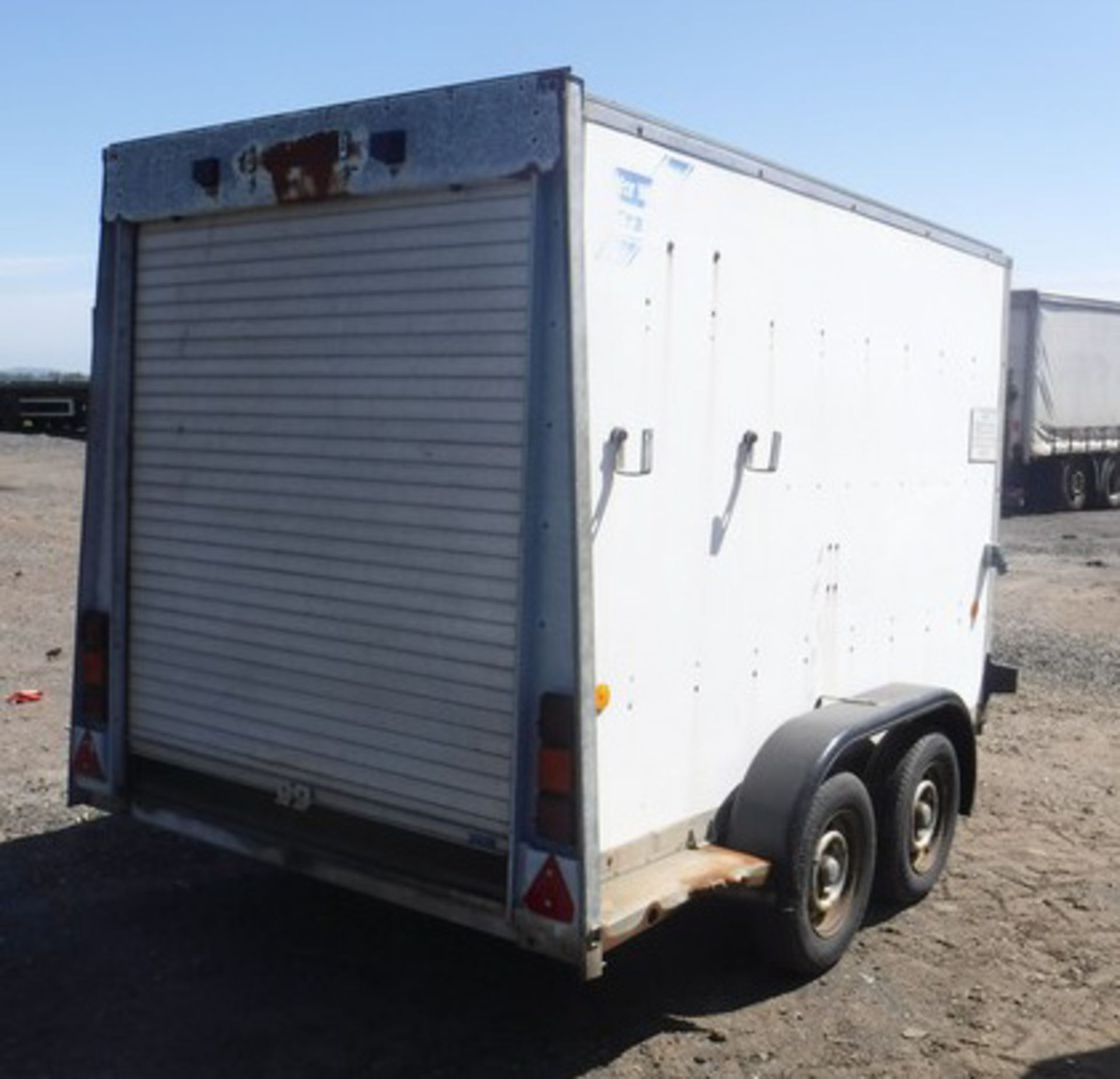 IFOR WILLIAMS 10' x 5' twin axle box trailer. Fitted with shelves, bench & power points. VIN - X0253 - Bild 2 aus 6