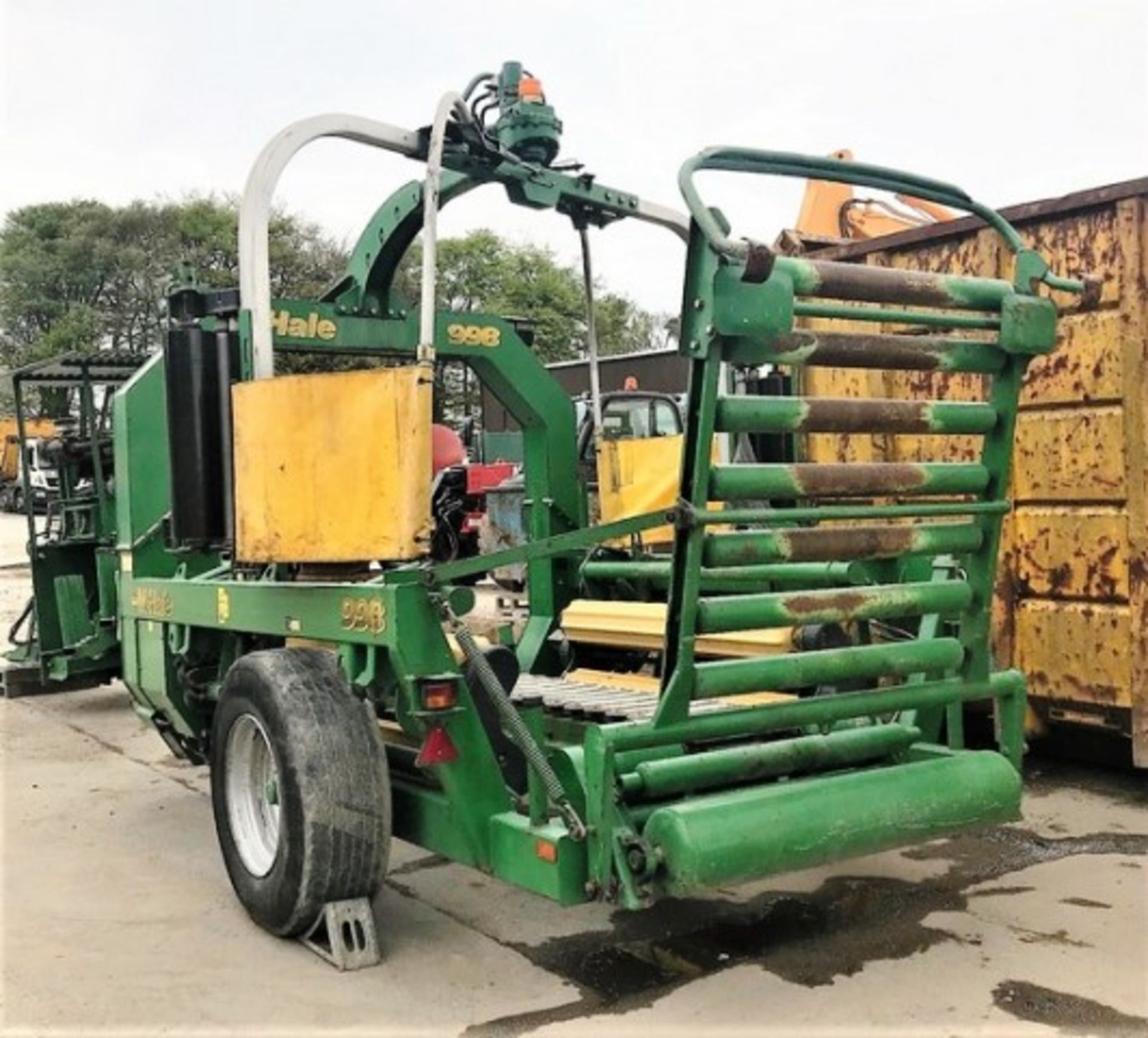 2007 MCHALE 998 square bale wrapper. S/N 250627. Runs on diesel engine. c/w 2 remote controls, servi - Image 3 of 10