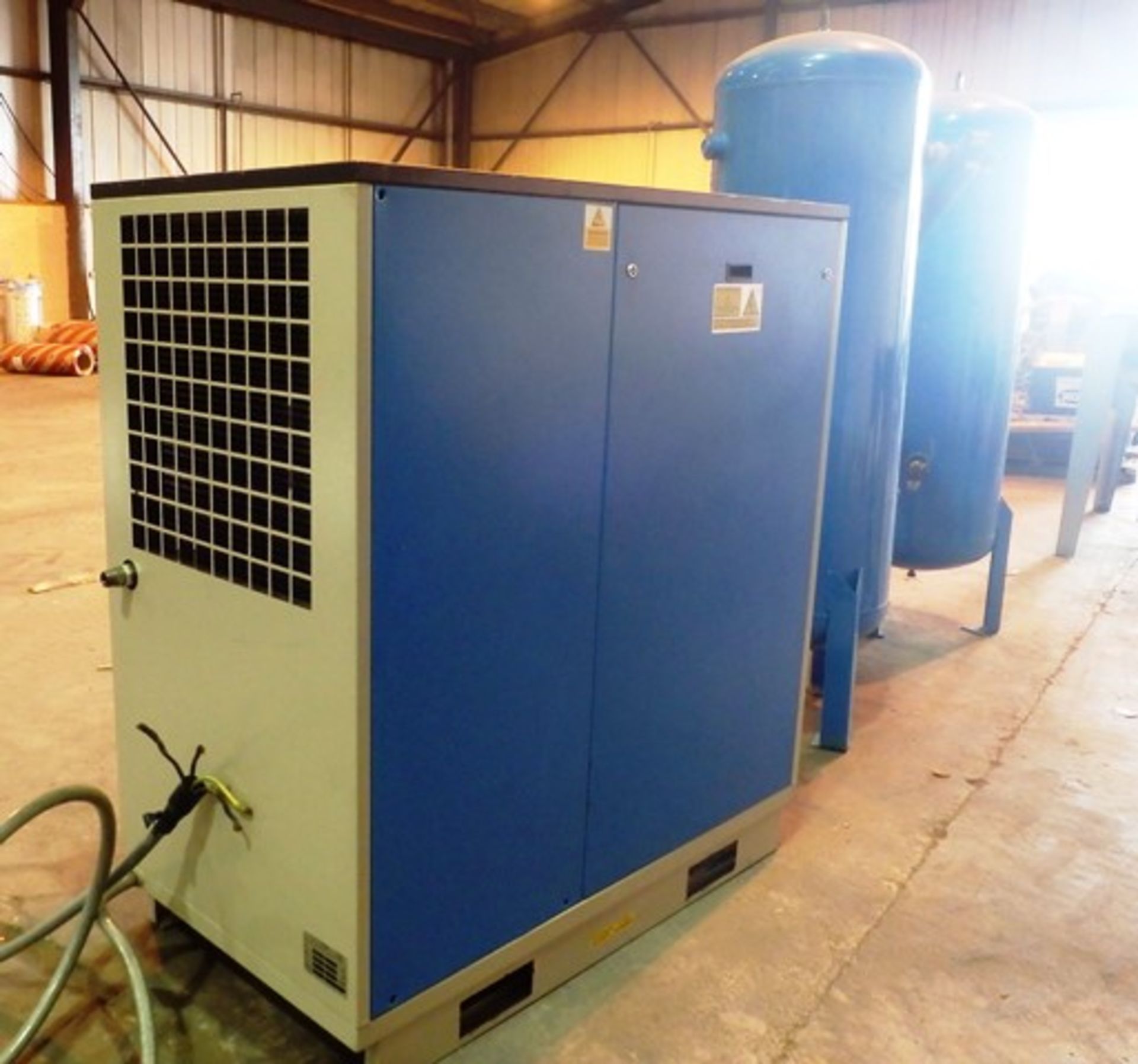 2007 SCREW COMPRESSOR. Model - VE3708CSE06 C/W 2 air tanks. **Due to business re-organisation** - Image 4 of 8