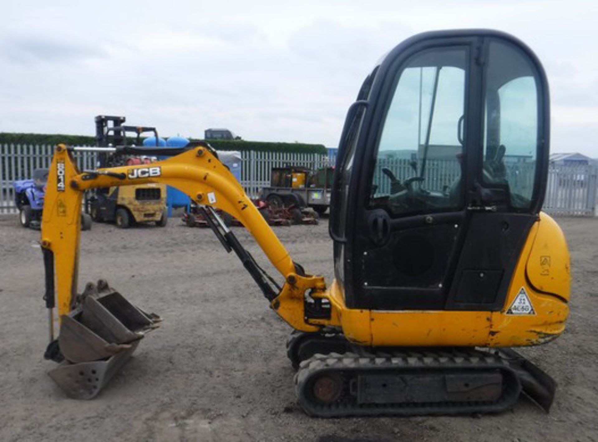 2011 JCB 80814 CTS c/w 3 buckets s/n JCB80814A01627300. 2891hrs (not verified) - Image 14 of 15