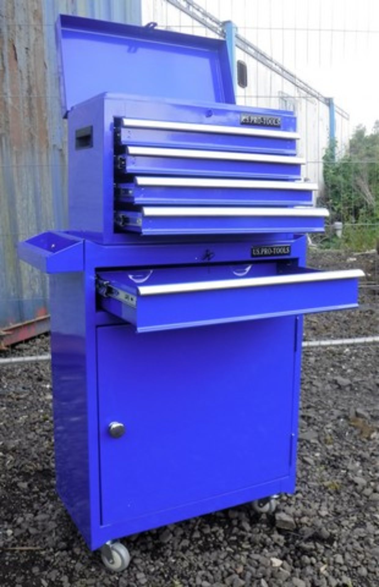 UNUSED HIGH QUALITY CHEST TOOL BOX c/w ball bearing slide drawers. Body reinforced design. Can be lo