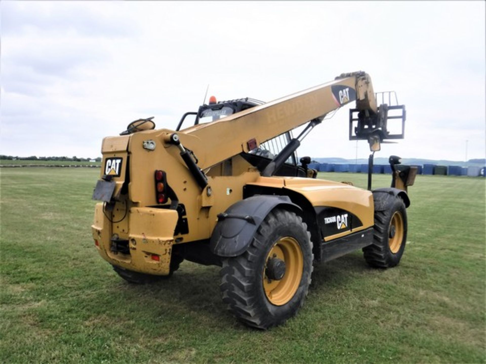 2007 CATERPILLAR TH360B telehandler s/n YC5000000TBH00675. 5868hrs (not verfied). CE marked. - Image 12 of 16