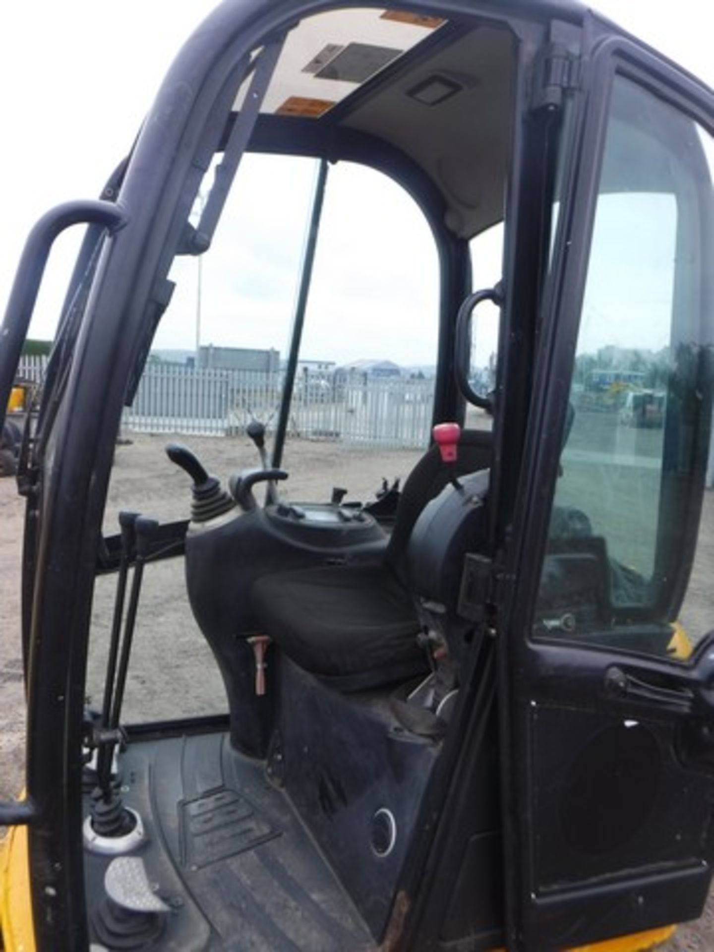 2011 JCB 80814 CTS c/w 3 buckets s/n JCB80814A01627300. 2891hrs (not verified) - Image 3 of 15