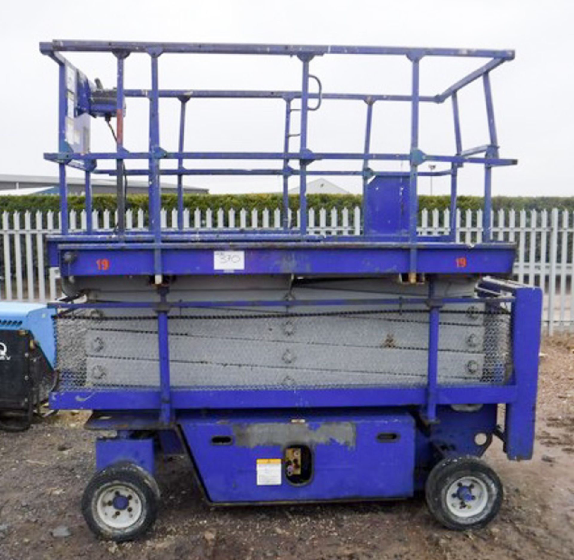 1995 GROVE SCISSOR LIFT SM3160E, s/n 8817, 6m reach. 209hrs (not verified). Needs batteries. - Image 3 of 9