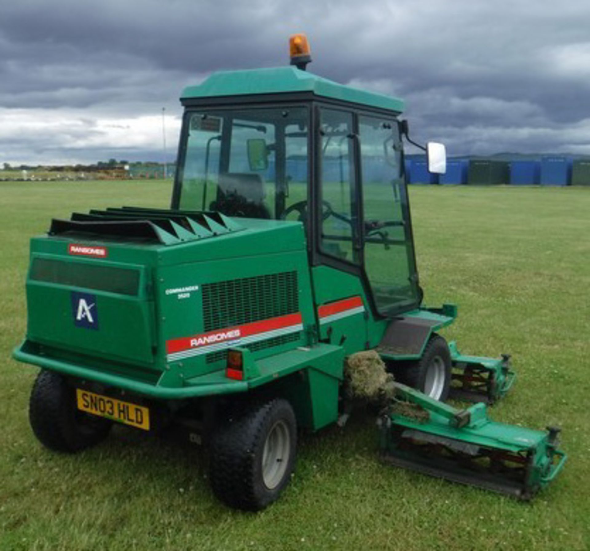 2003 RANSOMES 5 Gang ride on mower. Reg No SN03HLD. 4407hrs (correct) c/w Ransomes safety cab - Image 25 of 34