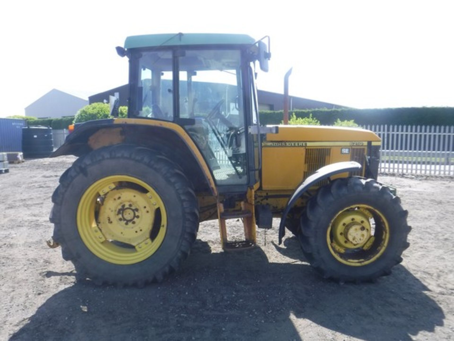 2000 JOHN DEERE 6210 tractor. Reg No W64 RKS s/n 106210Y278541. Hrs not known. Engine starting issu - Image 24 of 35