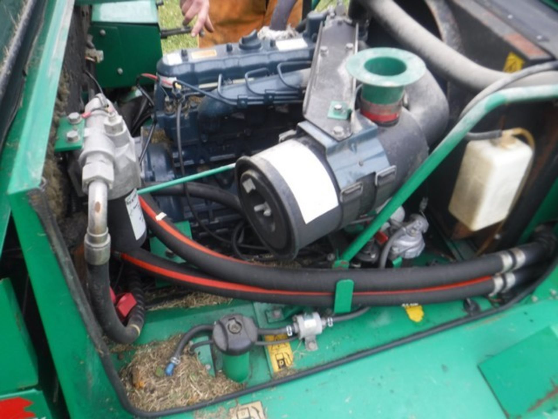 2003 RANSOMES 5 Gang ride on mower. Reg No SN03HLD. 4407hrs (correct) c/w Ransomes safety cab - Image 33 of 34
