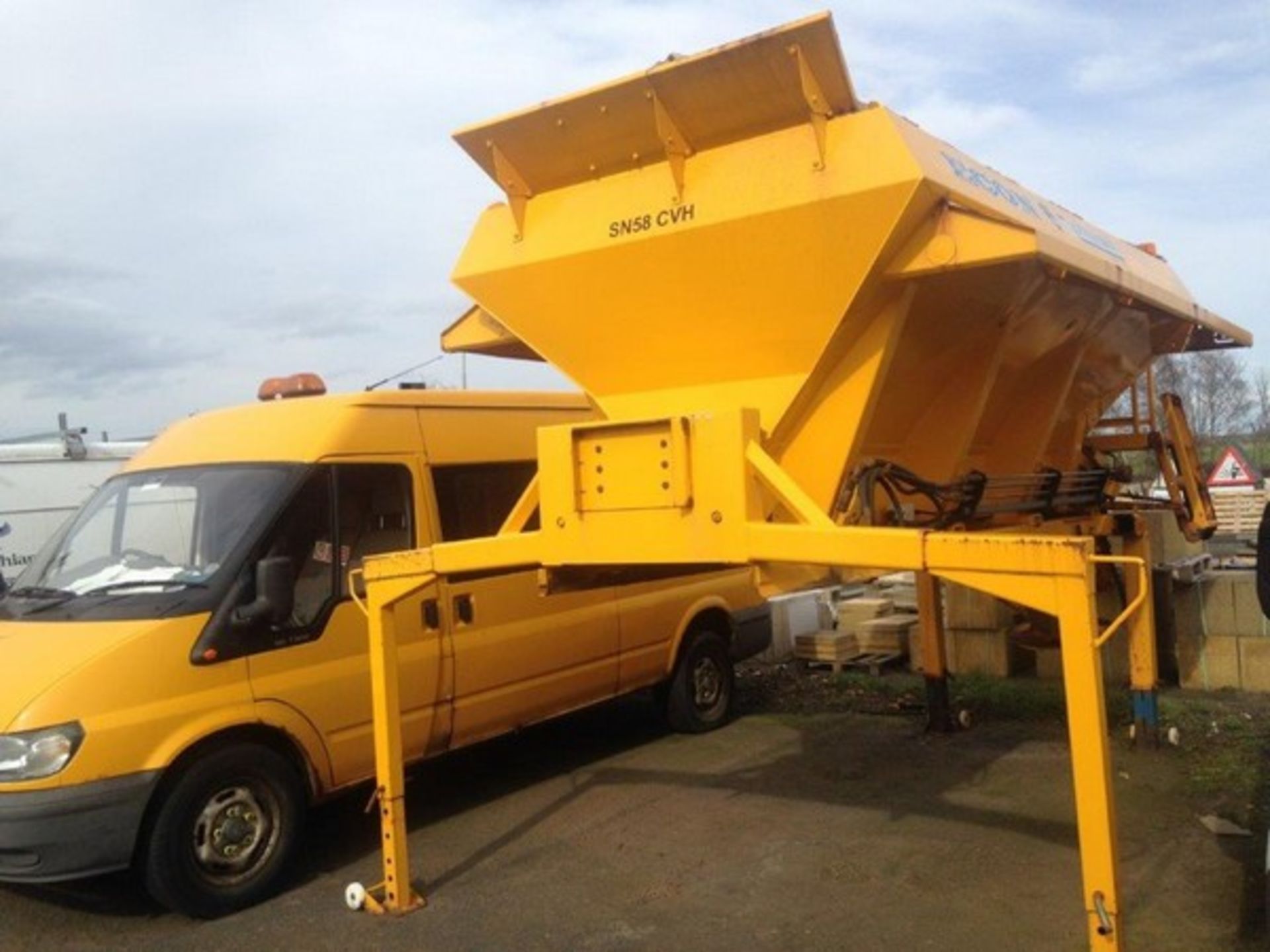 2004 ECON WZCQHJ46 body gritter s/n 37770 Reg No SN58 CVH (861) **To be sold from Errol auction s - Image 5 of 12