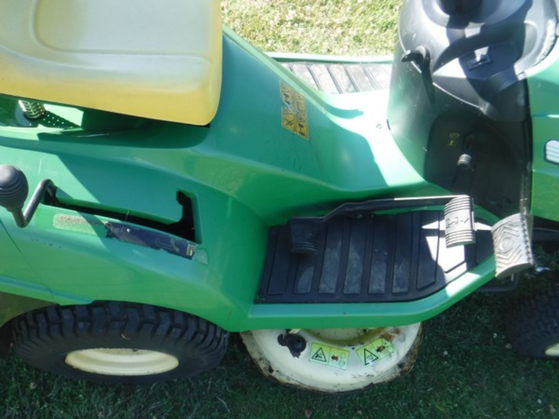 JOHN DEERE LR135 ride-on mower with grass box s/n STL135H040137 - Image 12 of 14