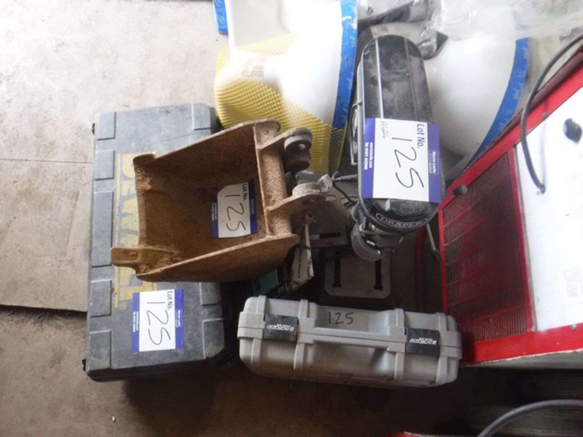 ROTO zip drill, bench drill, Dewalt breaker, digger bucket & various cutting blades. - Bild 3 aus 3